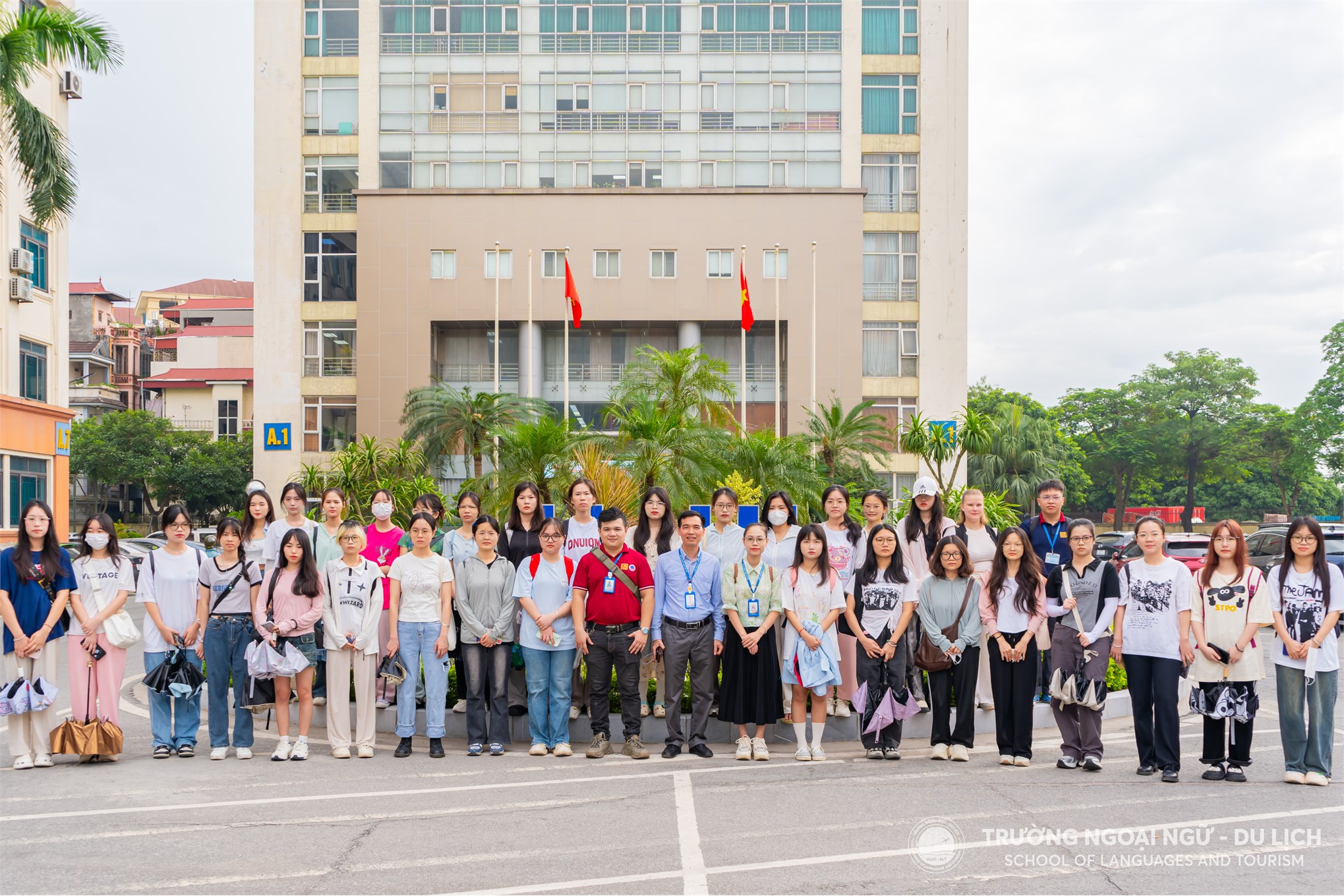 Sinh viên Trường Đại học Sư phạm Nam Ninh, Trung Quốc tìm hiểu phong tục tập quán Việt Nam thông qua hoạt động trải nghiệm tại Làng Gốm Bát Tràng