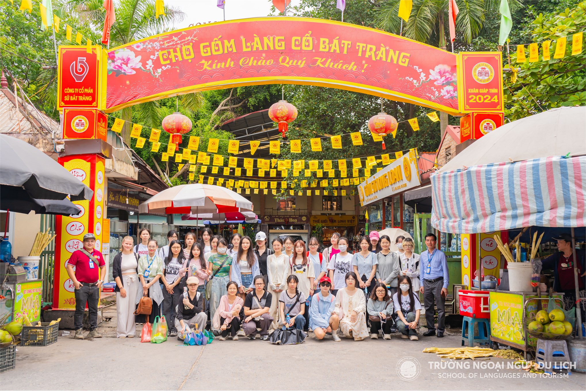 Sinh viên Trường Đại học Sư phạm Nam Ninh, Trung Quốc tìm hiểu phong tục tập quán Việt Nam thông qua hoạt động trải nghiệm tại Làng Gốm Bát Tràng