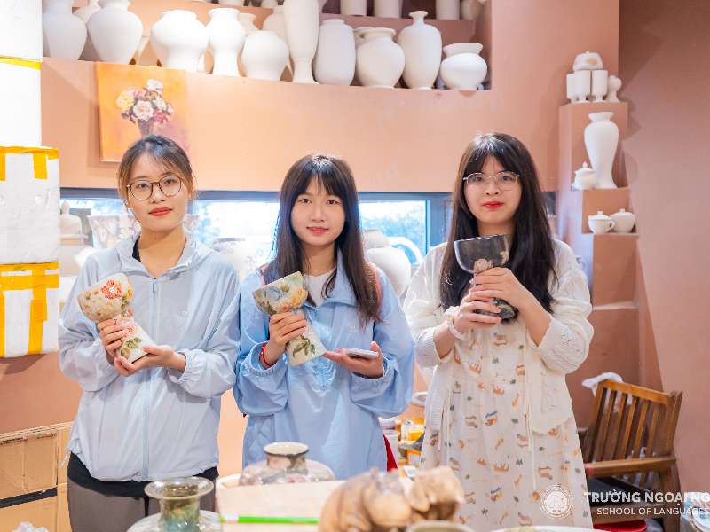 Sinh viên Trường Đại học Sư phạm Nam Ninh, Trung Quốc tìm hiểu phong tục tập quán Việt Nam thông qua hoạt động trải nghiệm tại Làng Gốm Bát Tràng