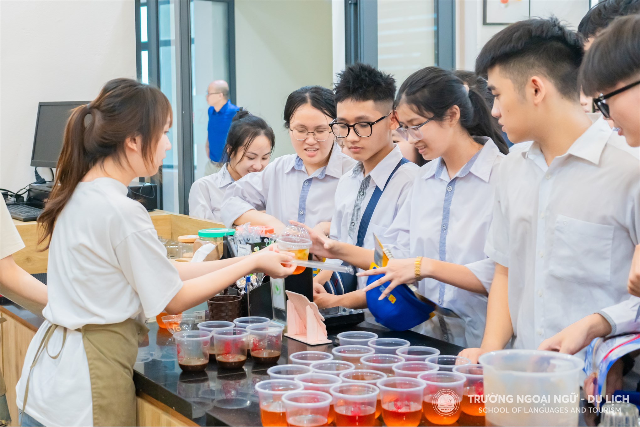 Tham quan trải nghiệm Không gian sáng tạo HaUI, khám phá môi trường học tập tại Trường Ngoại ngữ - Du lịch cùng thầy trò Trường THPT Nguyễn Sỹ Sách - Nghệ An