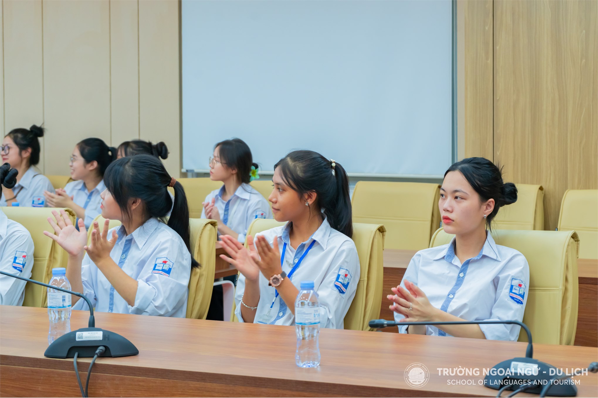 Tham quan trải nghiệm Không gian sáng tạo HaUI, khám phá môi trường học tập tại Trường Ngoại ngữ - Du lịch cùng thầy trò Trường THPT Nguyễn Sỹ Sách - Nghệ An