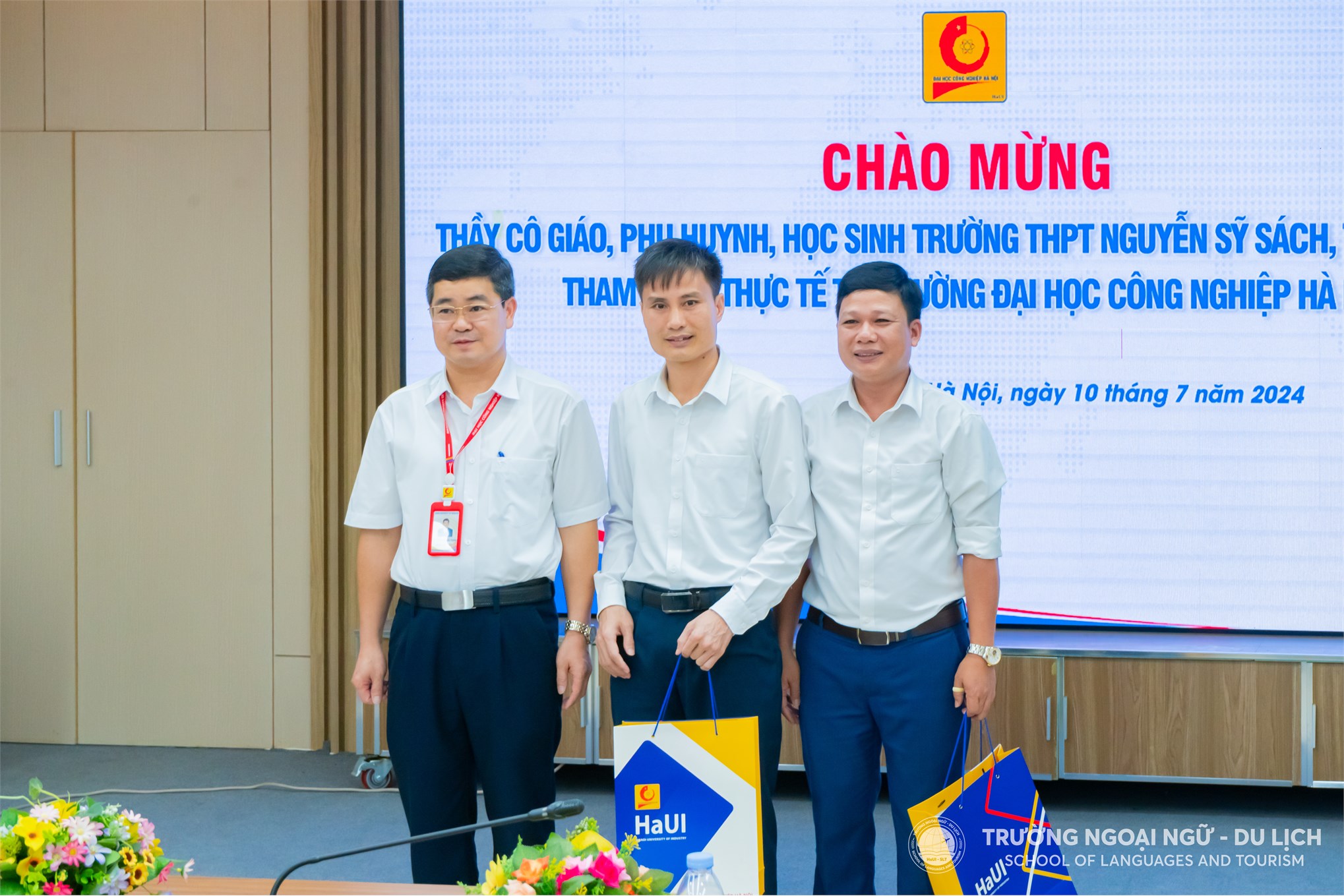 Tham quan trải nghiệm Không gian sáng tạo HaUI, khám phá môi trường học tập tại Trường Ngoại ngữ - Du lịch cùng thầy trò Trường THPT Nguyễn Sỹ Sách - Nghệ An