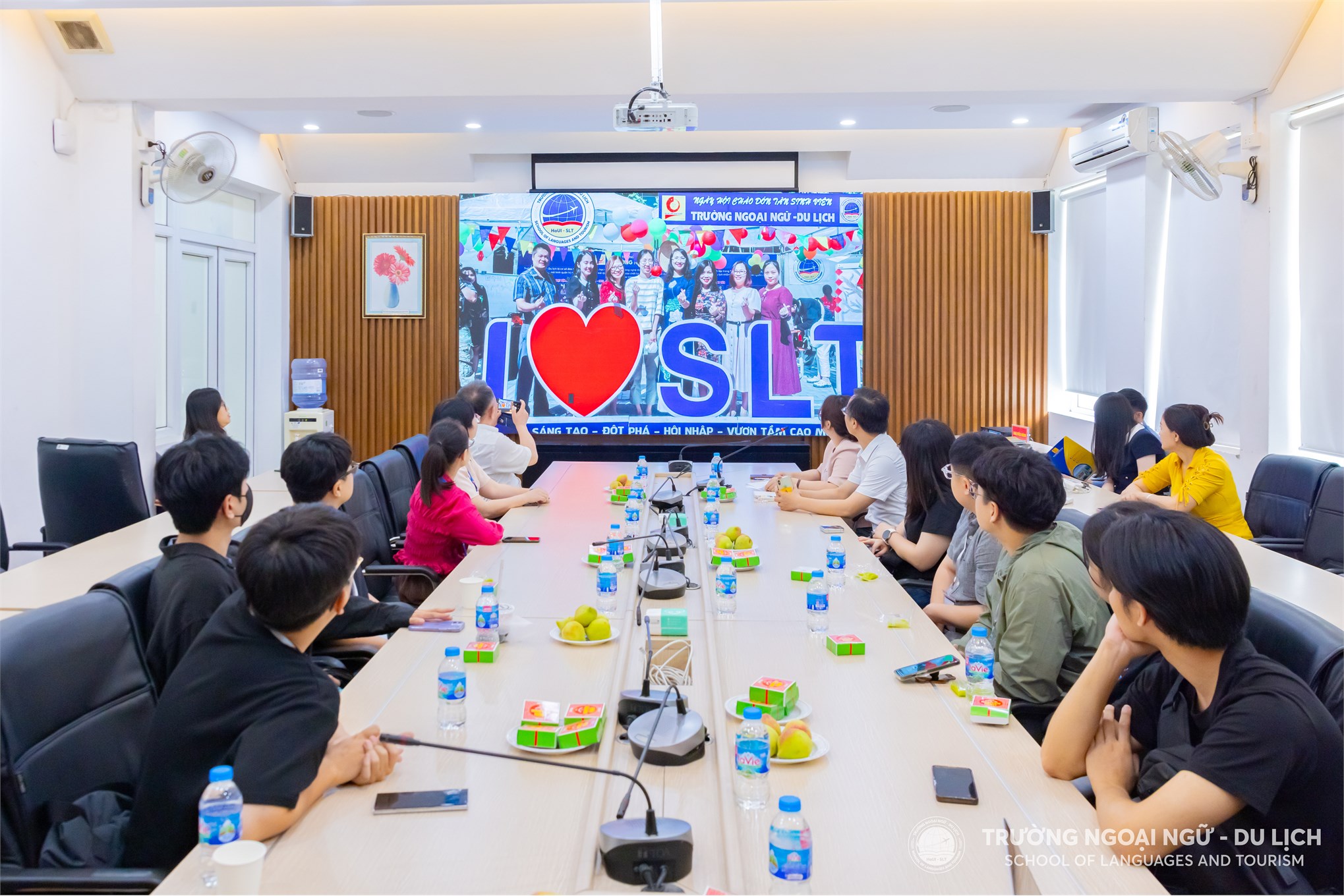 Trường Ngoại ngữ-Du lịch tổ chức buổi lễ Chào mừng sinh viên Hàn Quốc khoá 8 tham gia khoá học tiếng Việt theo chương trình K–MOVE