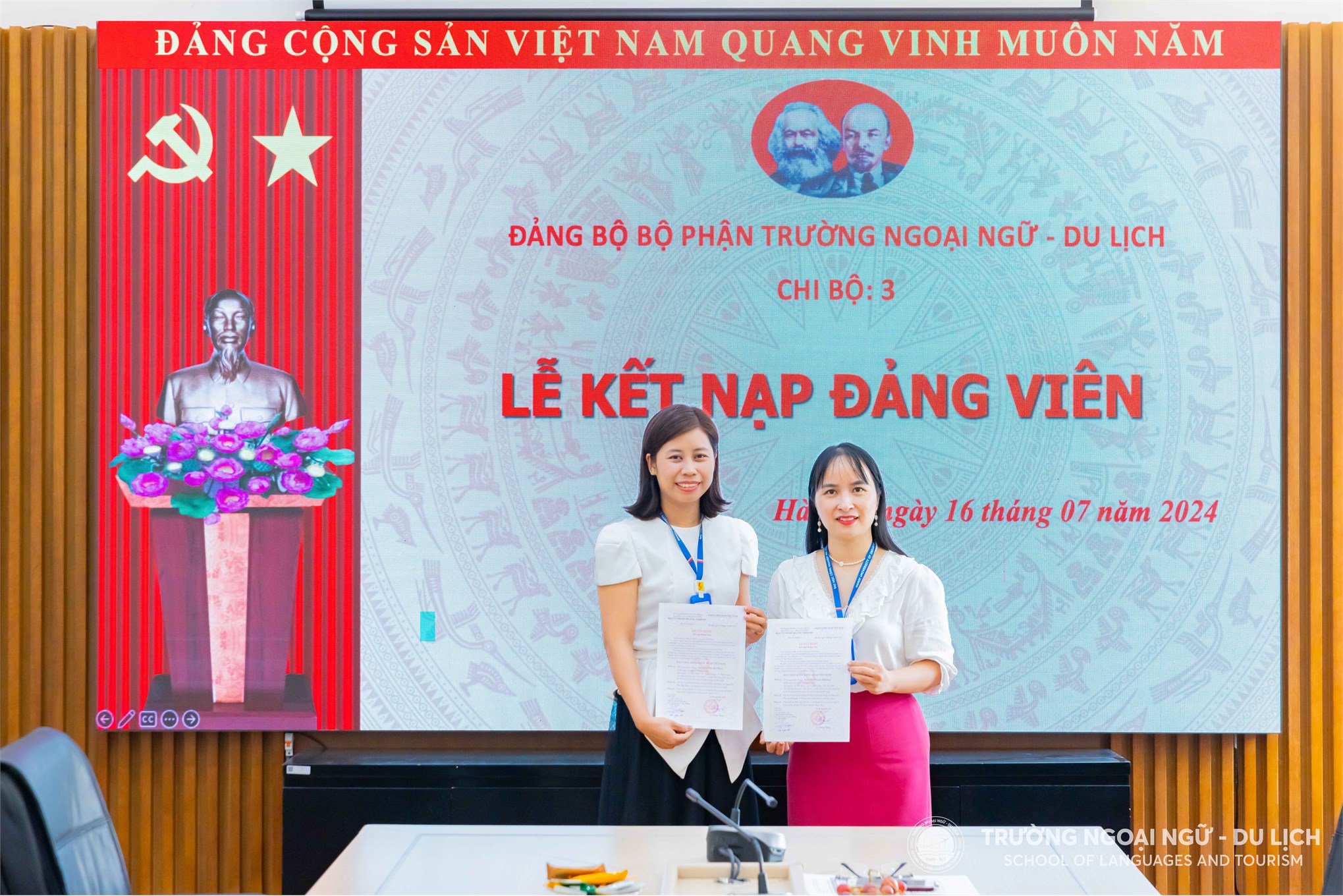 Đảng bộ bộ phận Trường Ngoại ngữ - Du lịch tổ chức lễ kết nạp cho 02 đảng viên mới