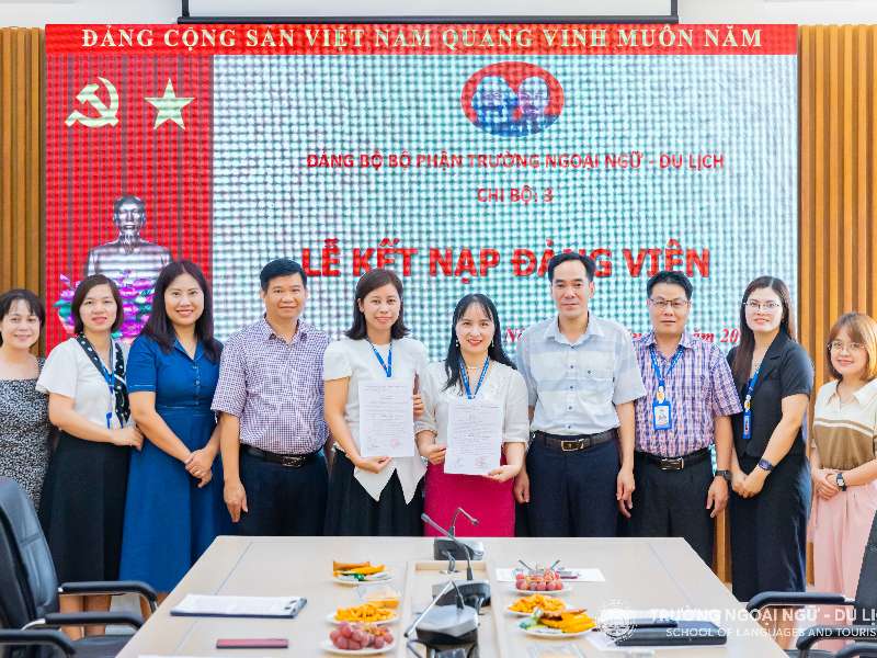 Đảng bộ bộ phận Trường Ngoại ngữ - Du lịch tổ chức lễ kết nạp cho 02 đảng viên mới