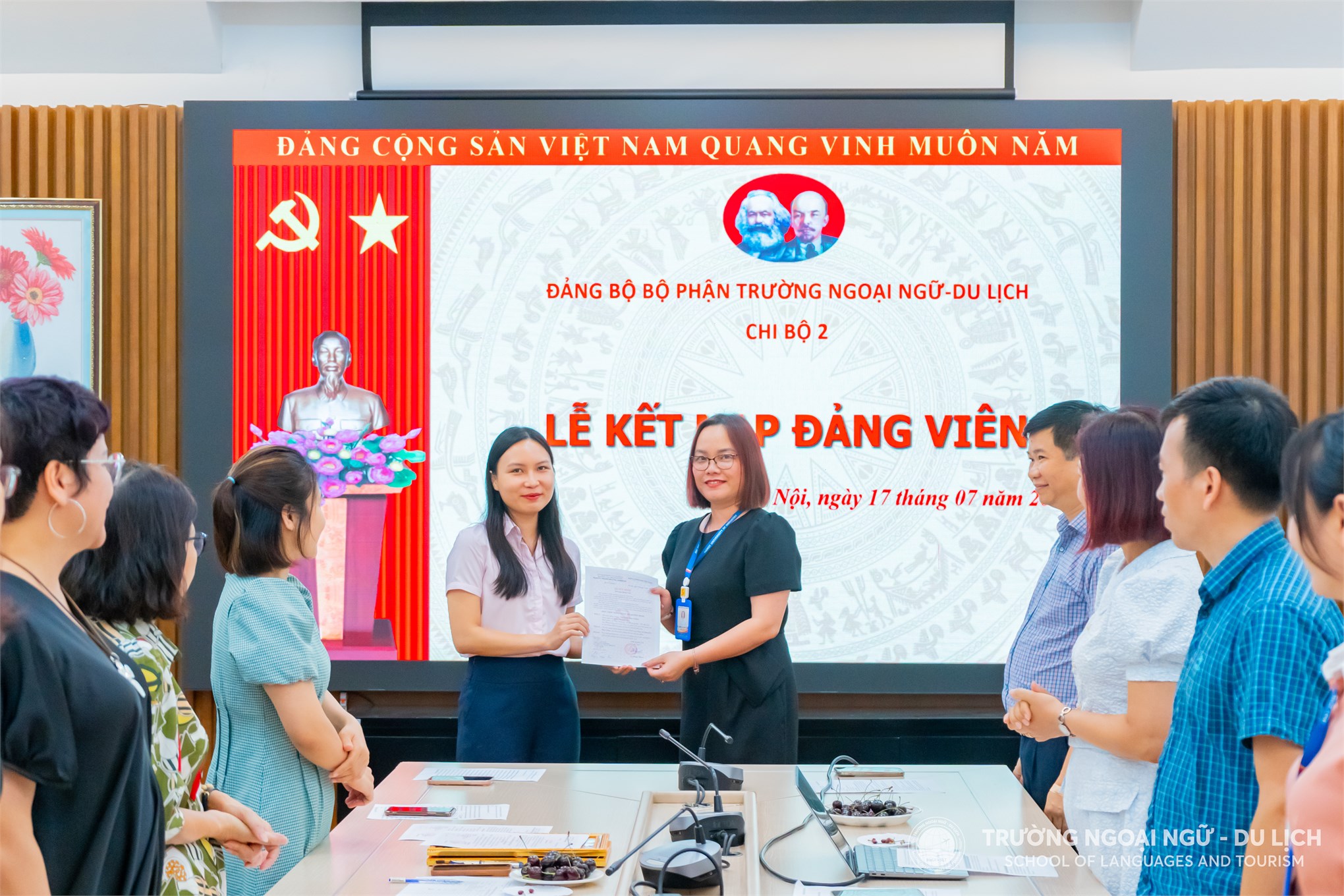 Đảng bộ bộ phận Trường Ngoại ngữ - Du lịch tổ chức lễ kết nạp cho 02 đảng viên mới