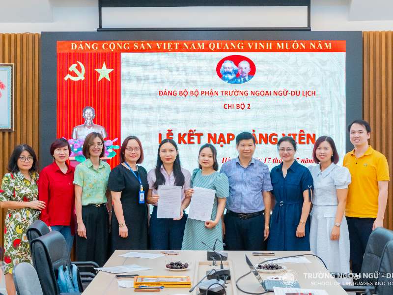 Chi bộ 2, Đảng bộ bộ phận Trường Ngoại ngữ - Du lịch tổ chức lễ kết nạp đảng viên mới