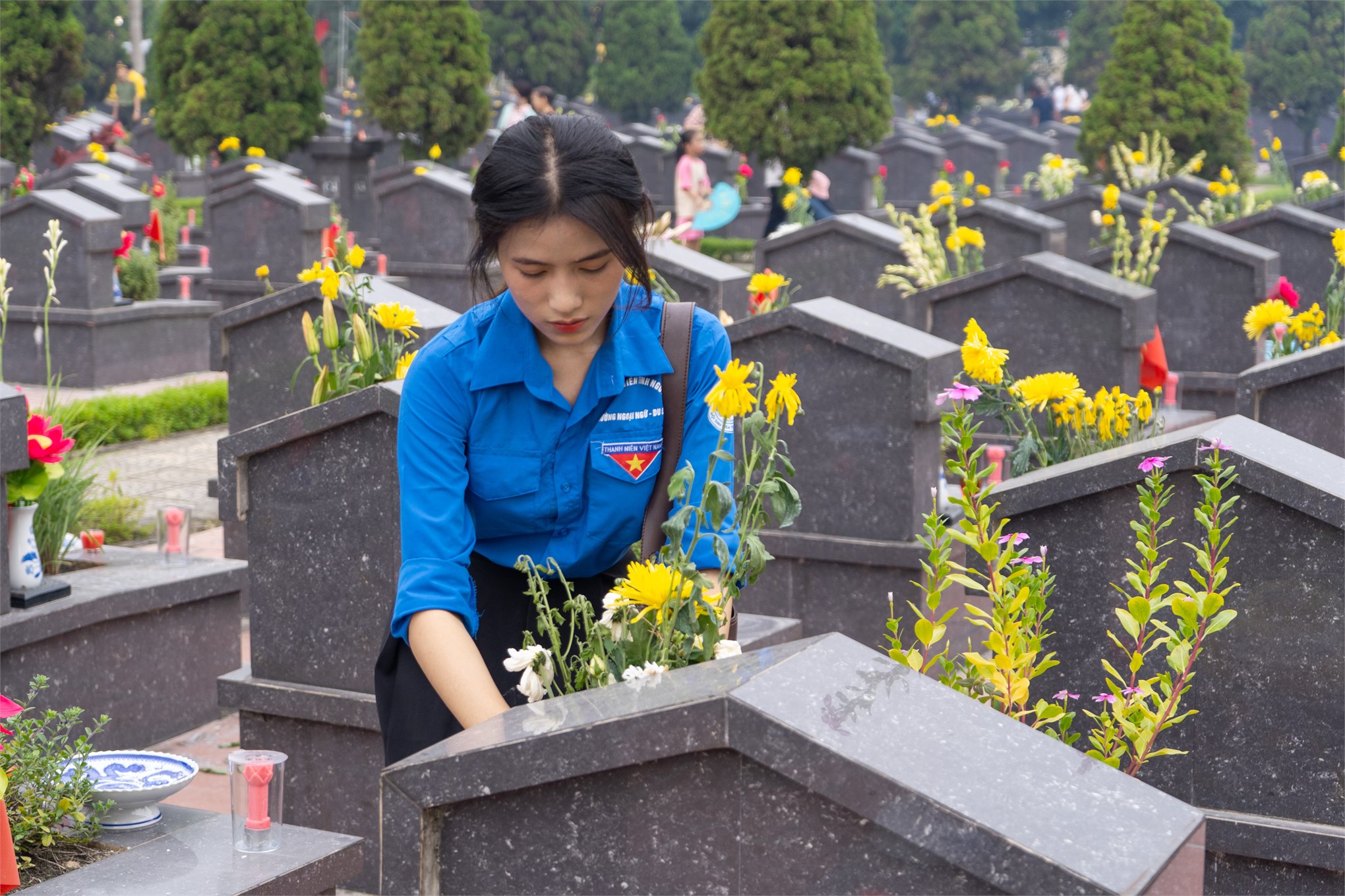 Đoàn viên, thanh niên Trường Ngoại ngữ - Du lịch tham gia Lễ thắp nến Tri ân tại nghĩa trang Thành Phố Hà Nội