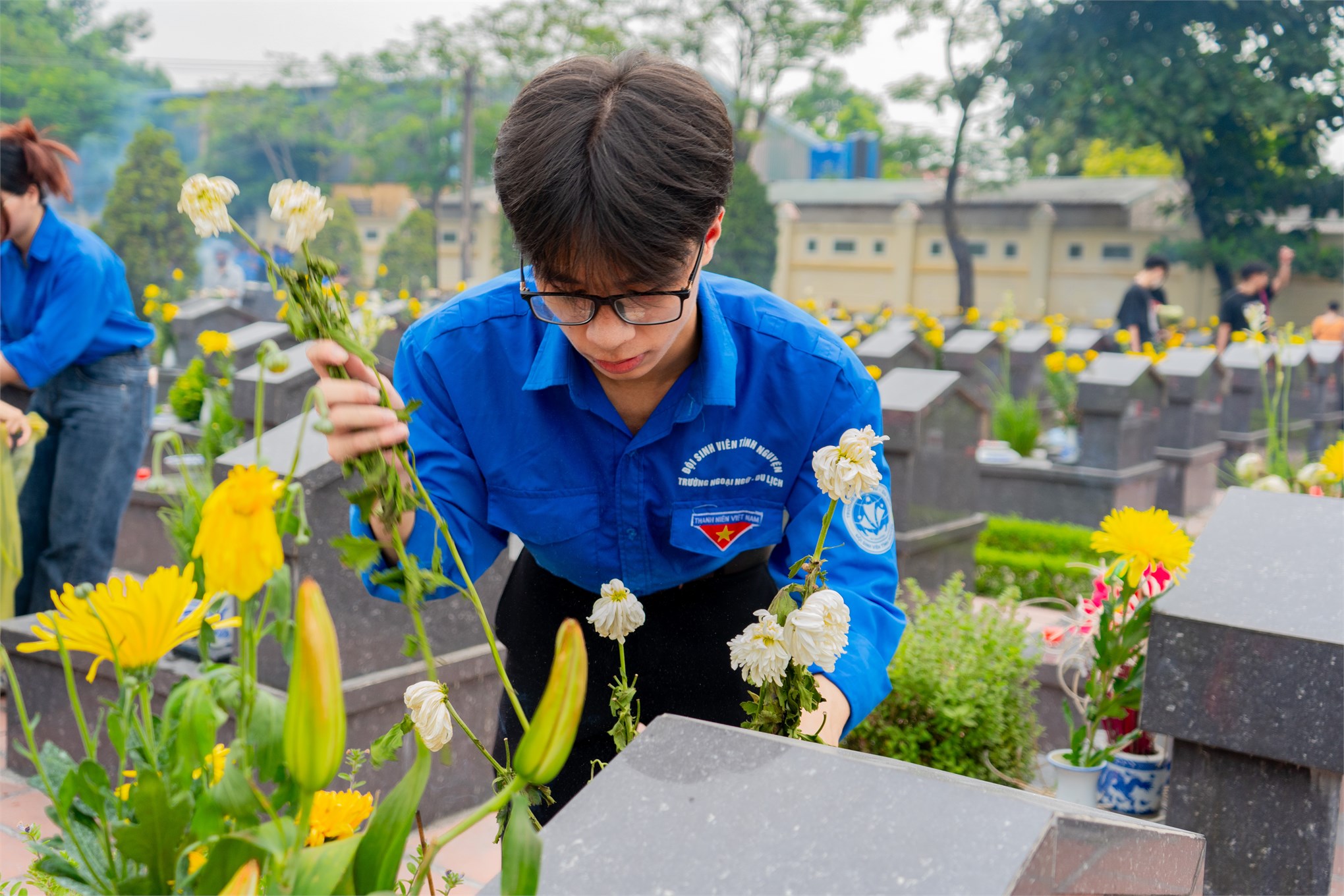 Đoàn viên, thanh niên Trường Ngoại ngữ - Du lịch tham gia Lễ thắp nến Tri ân tại nghĩa trang Thành Phố Hà Nội