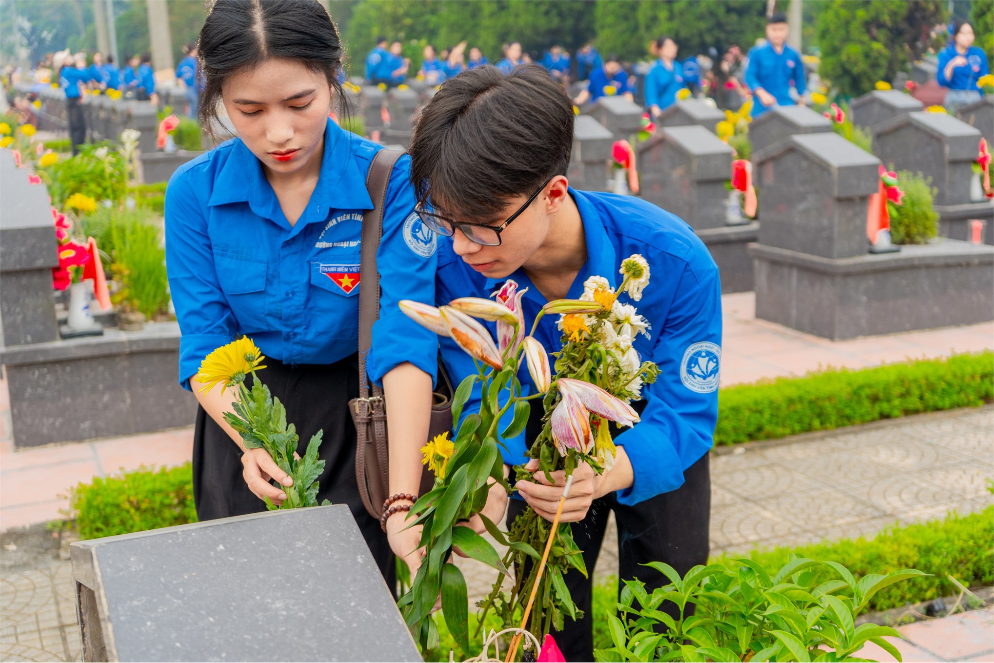 Đoàn viên, thanh niên Trường Ngoại ngữ - Du lịch tham gia Lễ thắp nến Tri ân tại nghĩa trang Thành Phố Hà Nội