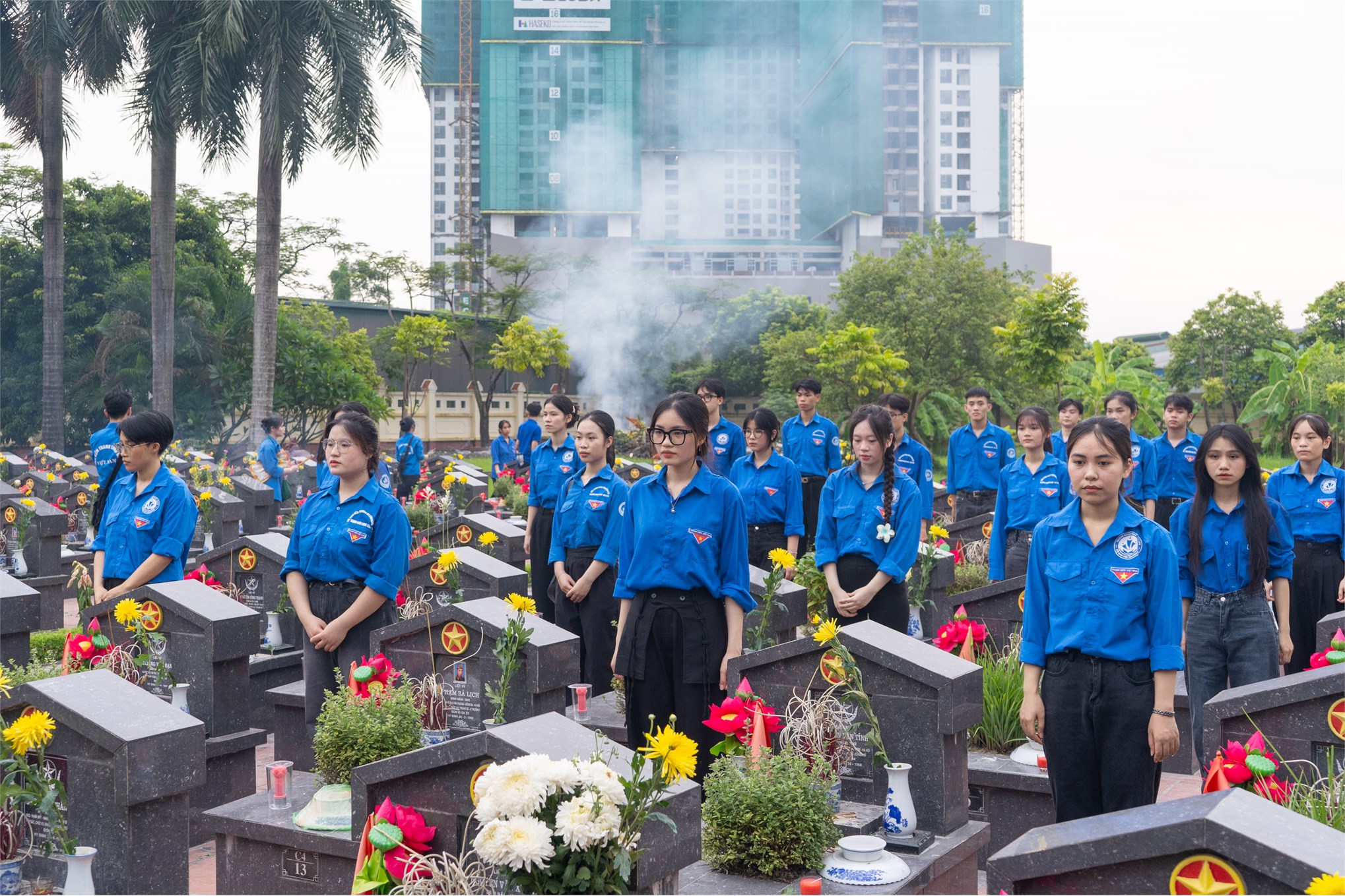 Đoàn viên, thanh niên Trường Ngoại ngữ - Du lịch tham gia Lễ thắp nến Tri ân tại nghĩa trang Thành Phố Hà Nội