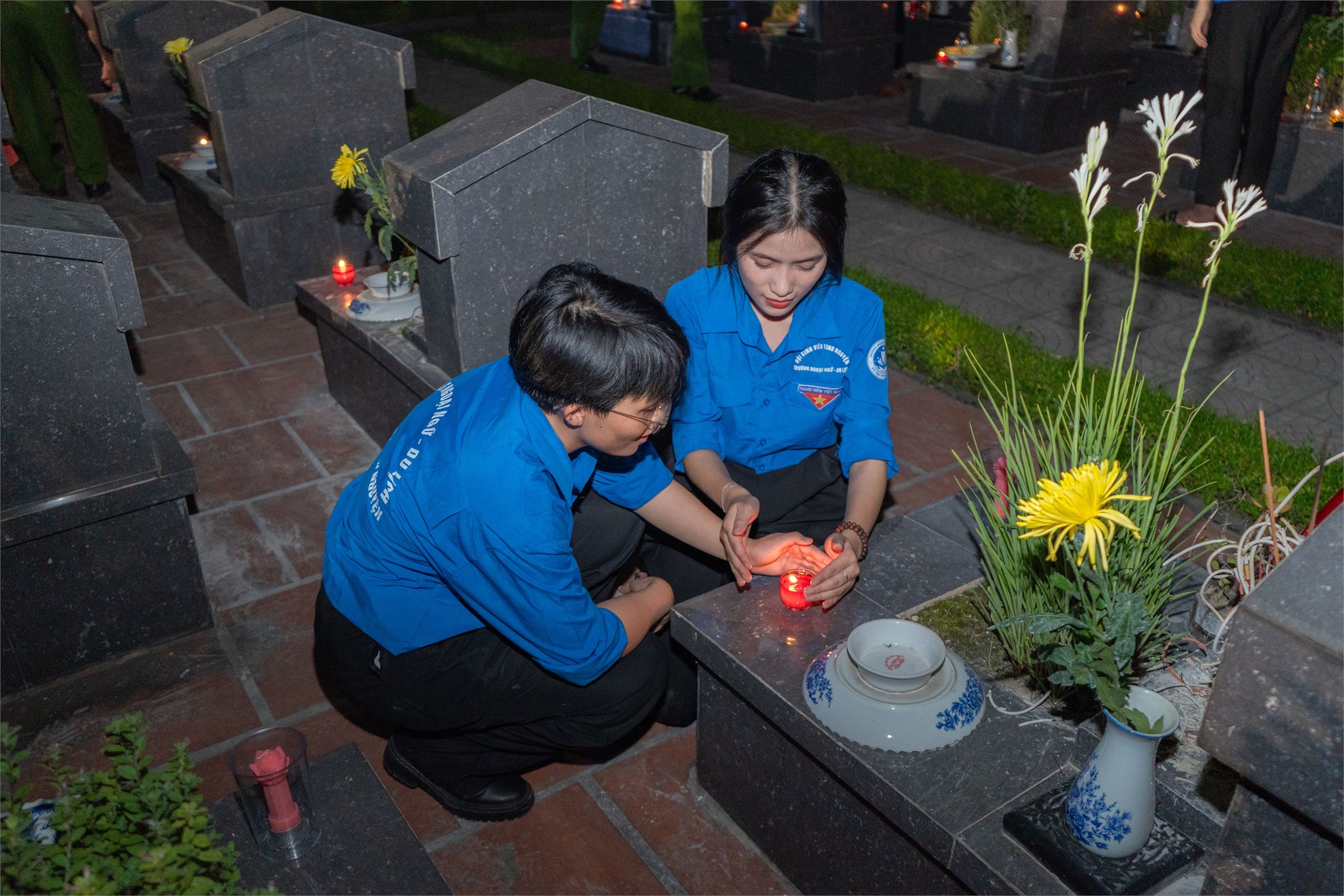 Đoàn viên, thanh niên Trường Ngoại ngữ - Du lịch tham gia Lễ thắp nến Tri ân tại nghĩa trang Thành Phố Hà Nội