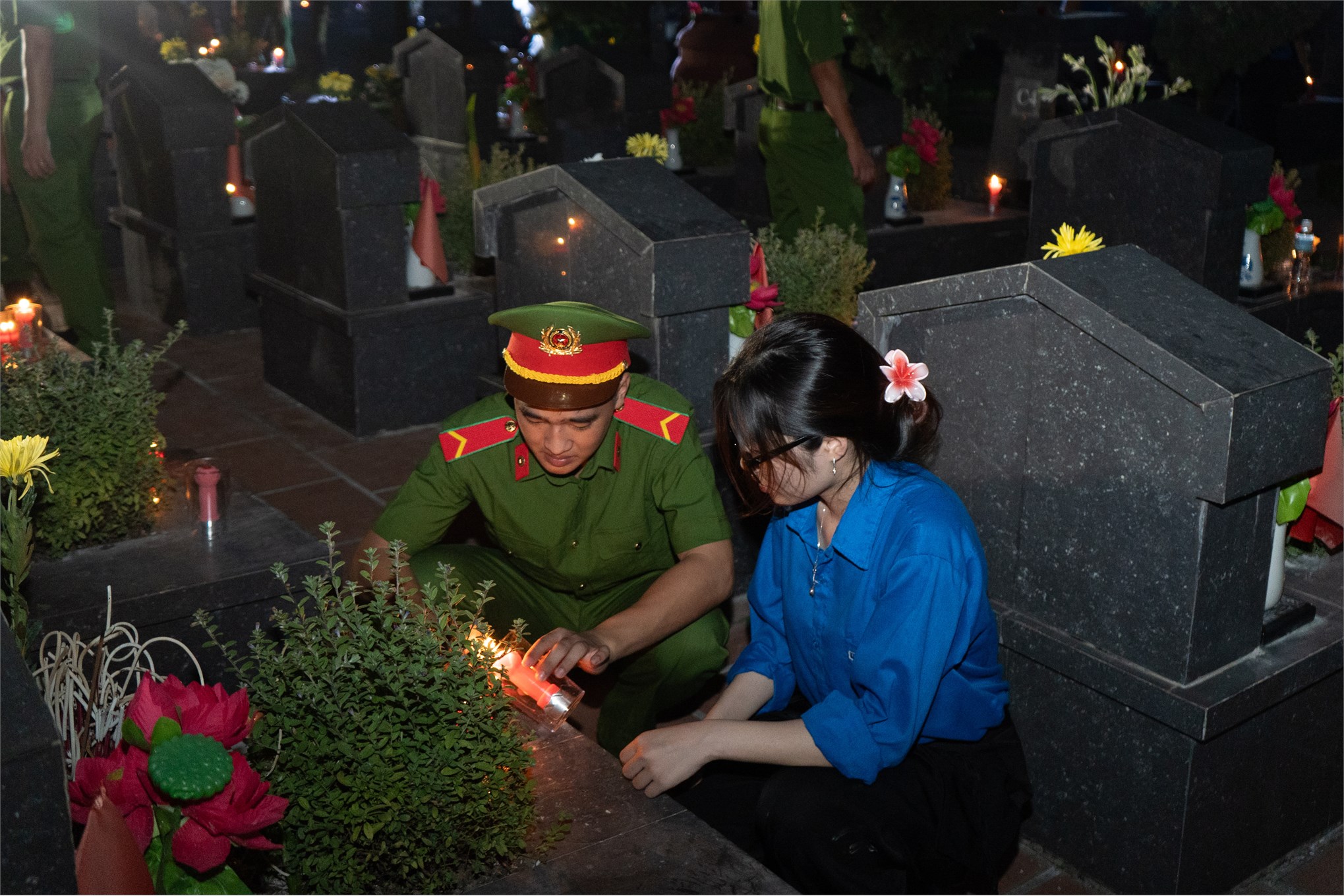 Đoàn viên, thanh niên Trường Ngoại ngữ - Du lịch tham gia Lễ thắp nến Tri ân tại nghĩa trang Thành Phố Hà Nội