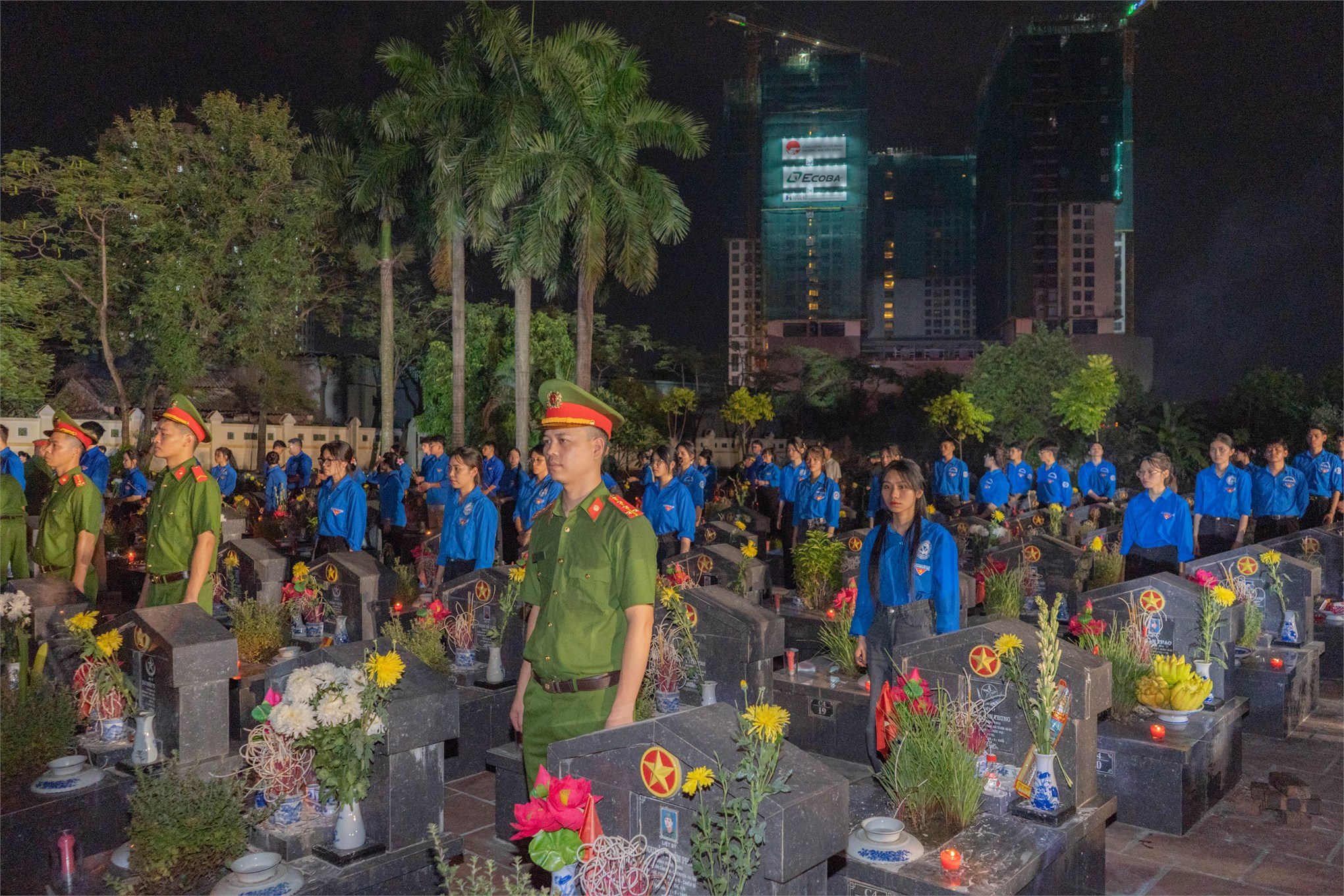 Đoàn viên, thanh niên Trường Ngoại ngữ - Du lịch tham gia Lễ thắp nến Tri ân tại nghĩa trang Thành Phố Hà Nội