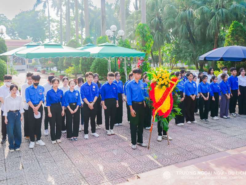 Đoàn thanh niên, Hội sinh viên Trường Ngoại ngữ - Du lịch dâng dương tưởng nhớ các anh hùng, liệt sỹ tại Nghĩa trang liệt sỹ thành phố Hà Nội