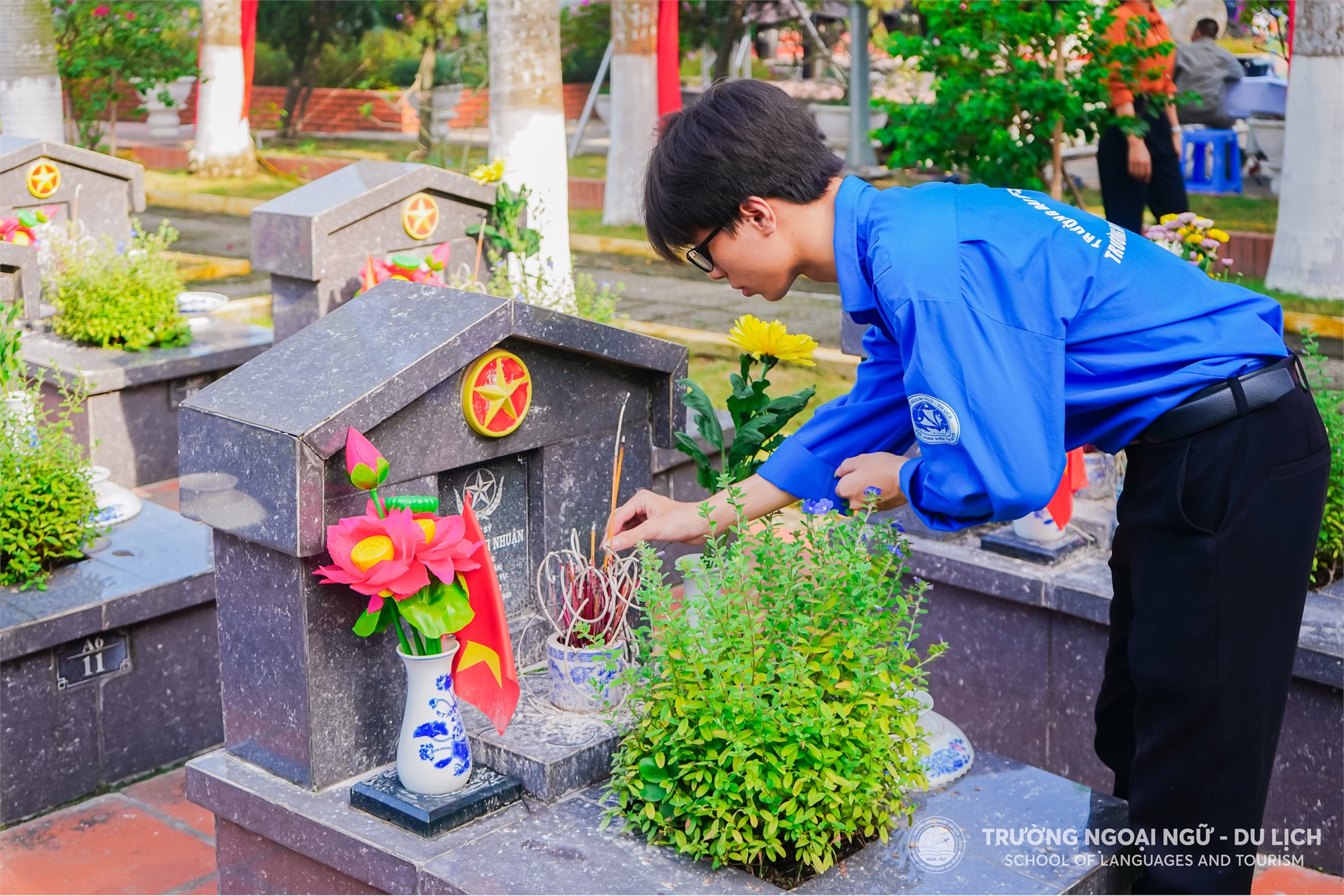 Đoàn thanh niên, Hội sinh viên Trường Ngoại ngữ - Du lịch dâng dương tưởng nhớ các anh hùng, liệt sỹ tại Nghĩa trang liệt sỹ thành phố Hà Nội