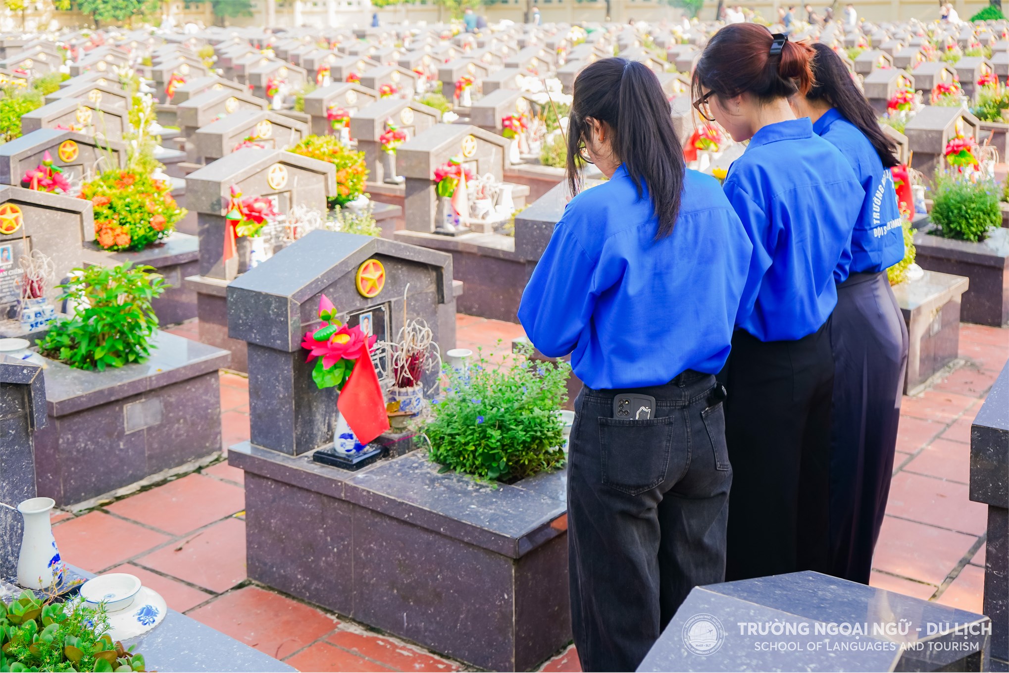 Đoàn thanh niên, Hội sinh viên Trường Ngoại ngữ - Du lịch dâng dương tưởng nhớ các anh hùng, liệt sỹ tại Nghĩa trang liệt sỹ thành phố Hà Nội