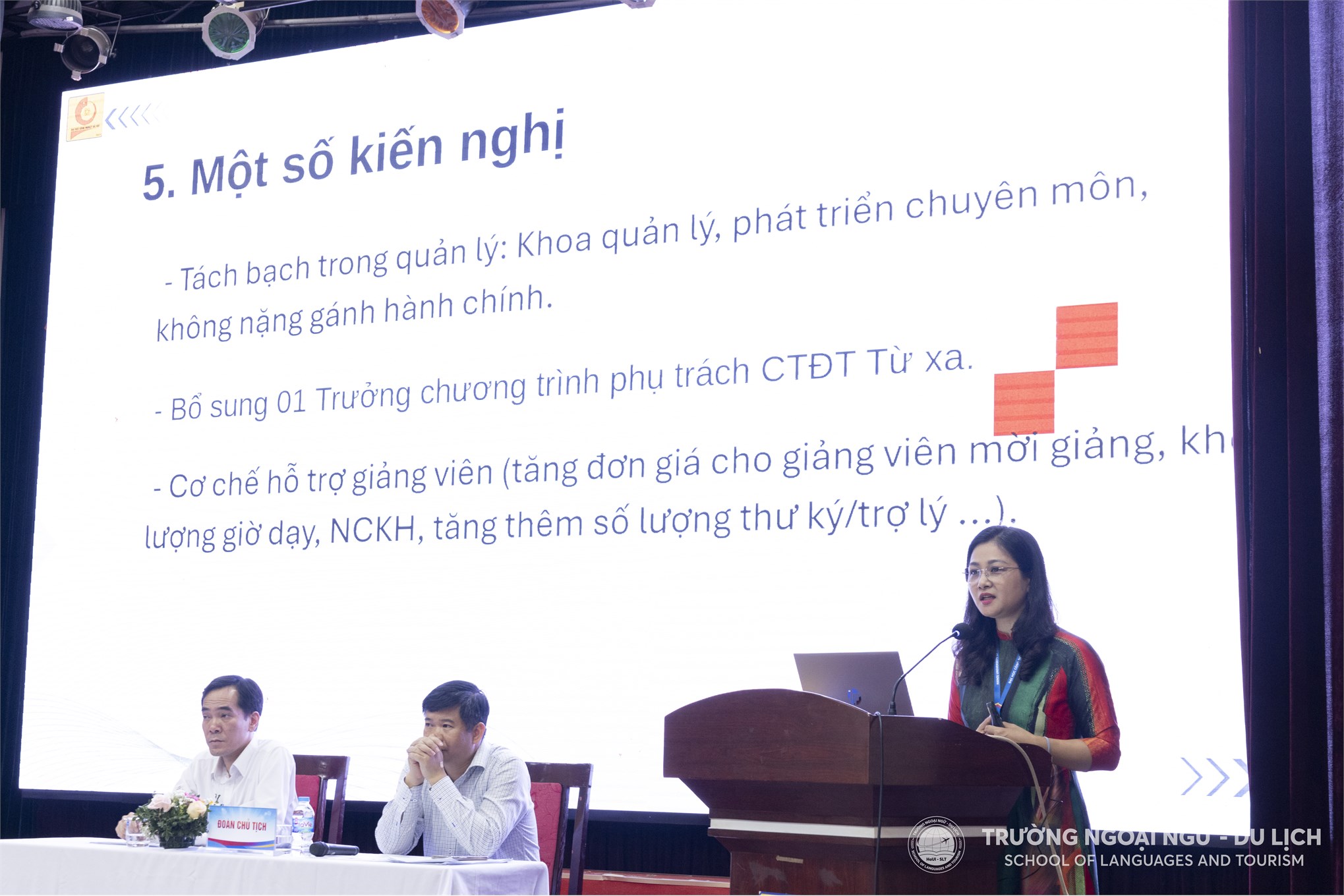 Hội nghị viên chức, người lao động Trường Ngoại ngữ - Du lịch năm học 2023 - 2024