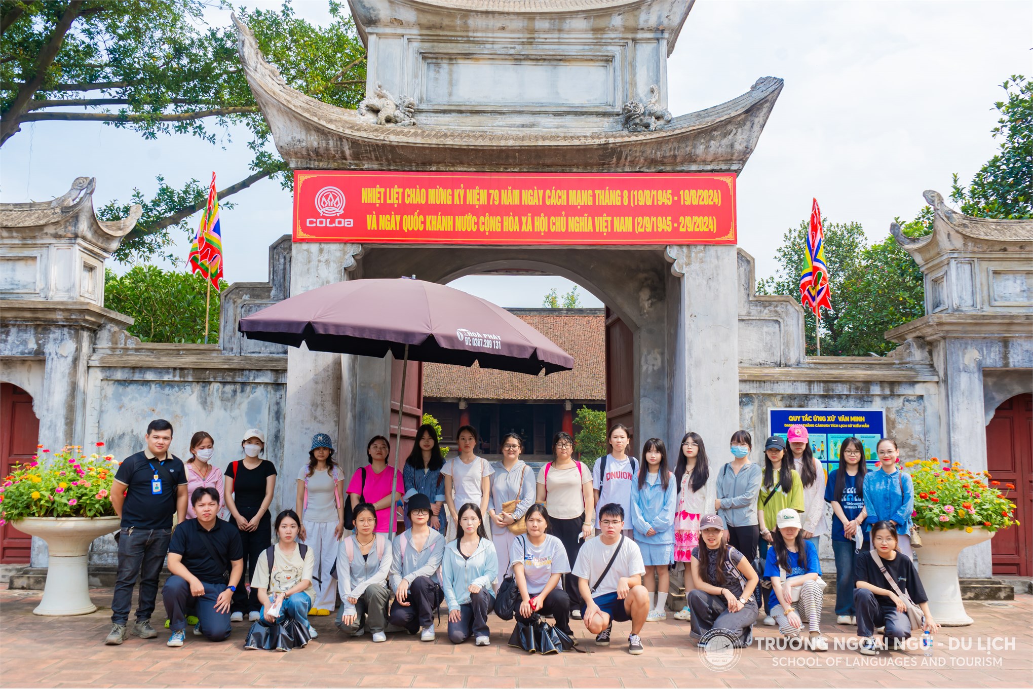 Sinh viên nước ngoài học tiếng việt thông qua hoạt động trải ngiệm tại Khu Di tích Thành Cổ Loa, Đông Anh