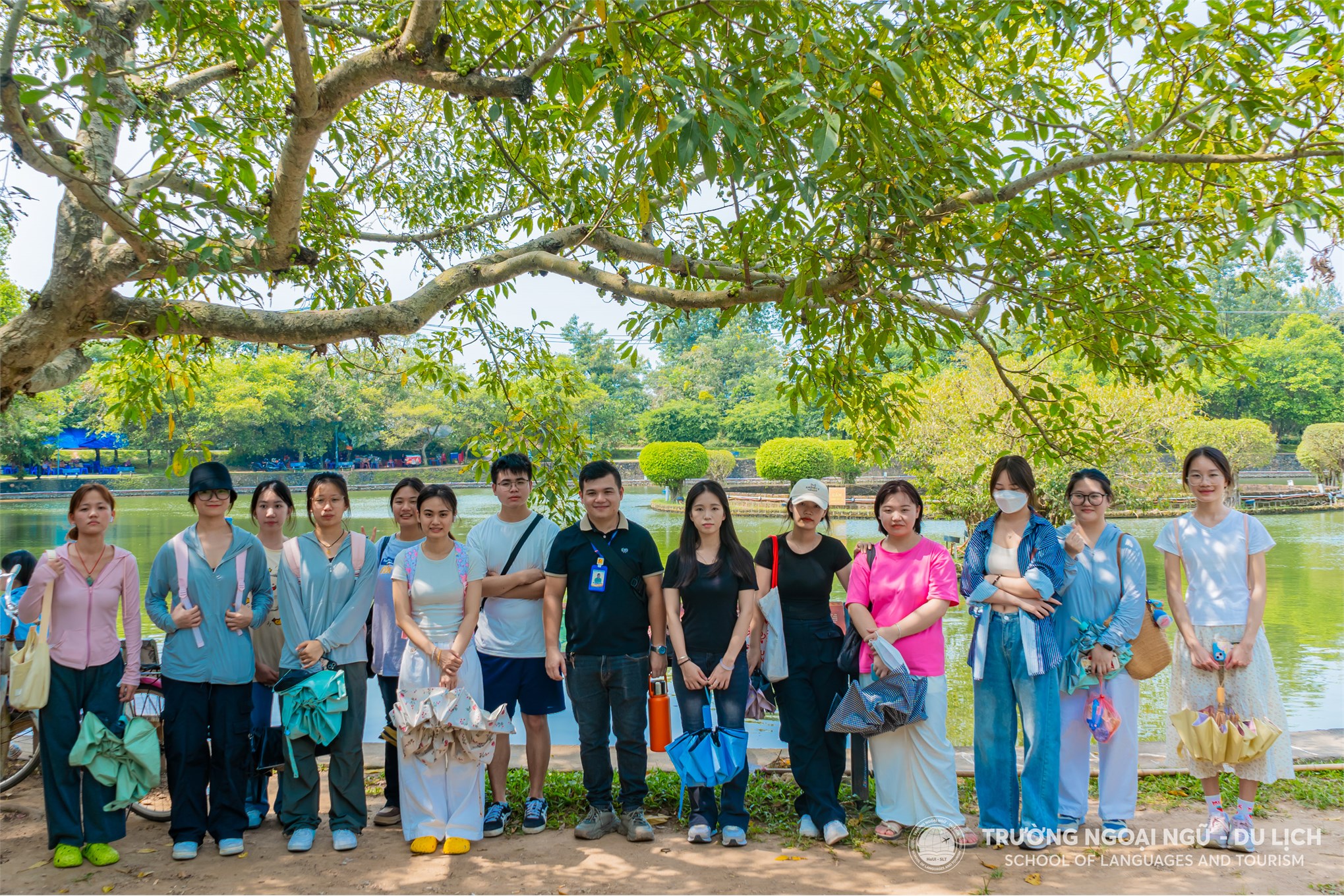 Sinh viên nước ngoài học tiếng việt thông qua hoạt động trải ngiệm tại Khu Di tích Thành Cổ Loa, Đông Anh