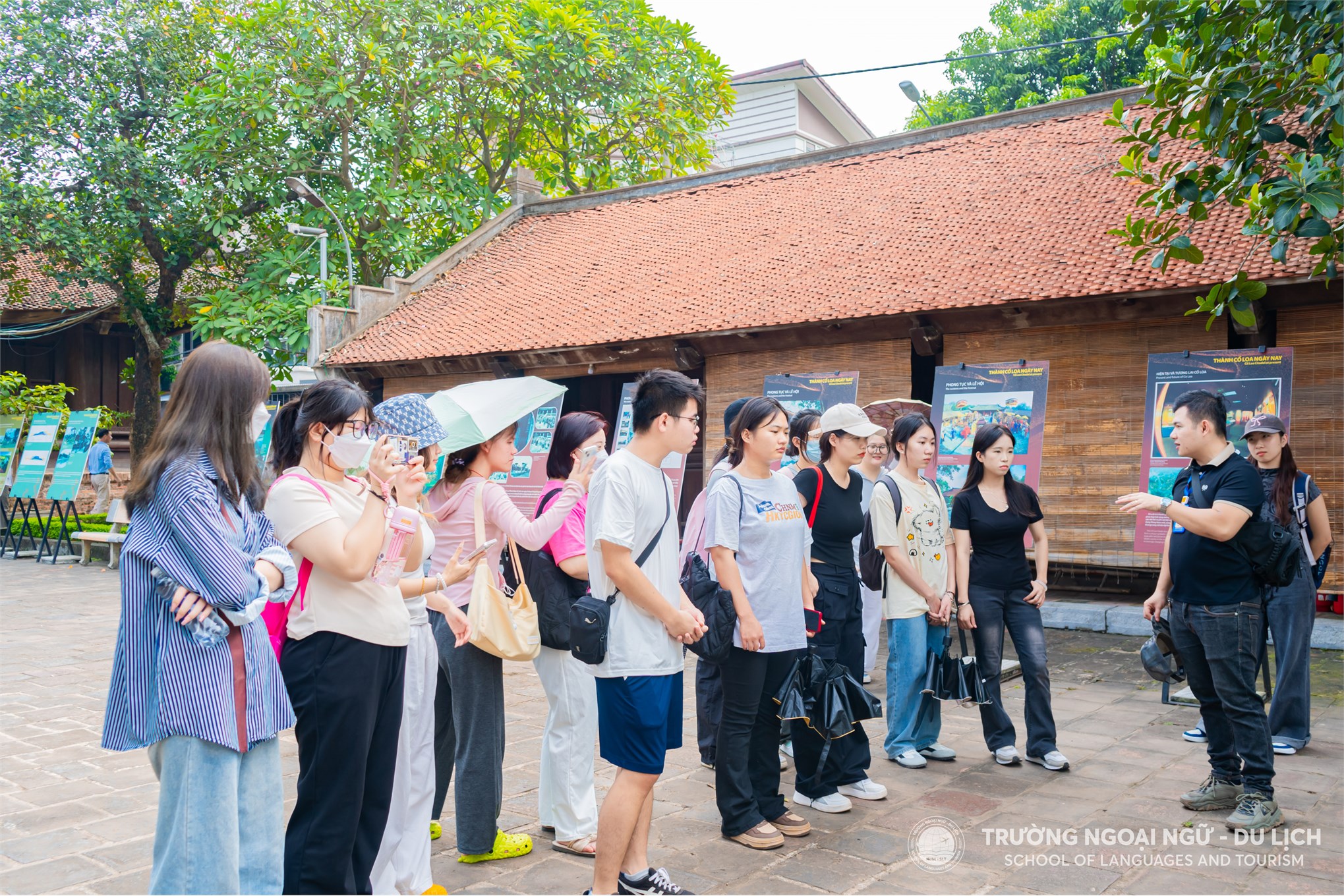 Sinh viên nước ngoài học tiếng việt thông qua hoạt động trải ngiệm tại Khu Di tích Thành Cổ Loa, Đông Anh