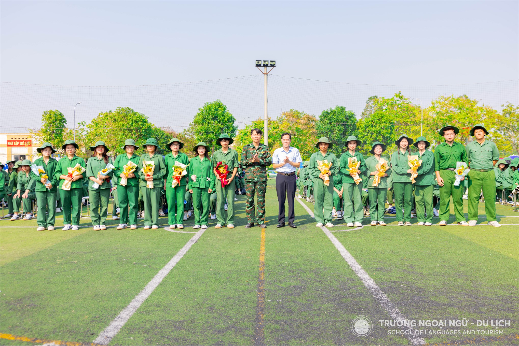 Sắc xanh tân sinh viên Trường Ngoại ngữ - Du lịch cháy hết mình tại chương trình Chào tân sinh viên “Ngọn lửa xanh” năm 2024