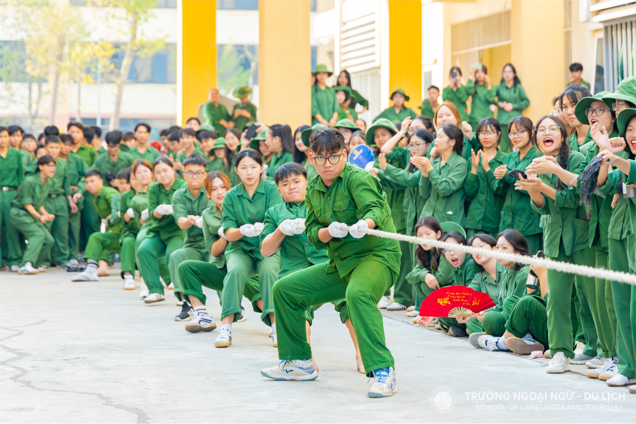 Sắc xanh tân sinh viên Trường Ngoại ngữ - Du lịch cháy hết mình tại chương trình Chào tân sinh viên “Ngọn lửa xanh” năm 2024