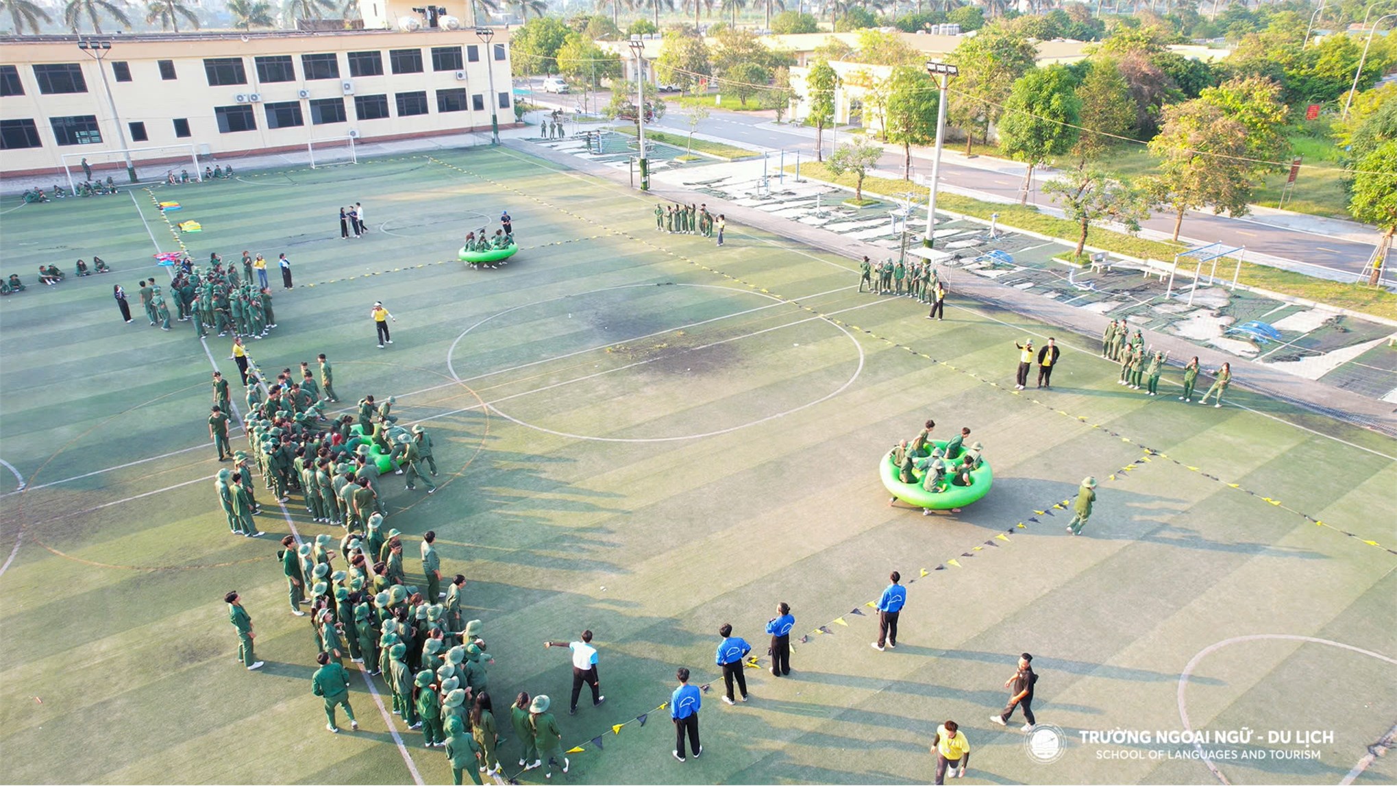 Sắc xanh tân sinh viên Trường Ngoại ngữ - Du lịch cháy hết mình tại chương trình Chào tân sinh viên “Ngọn lửa xanh” năm 2024