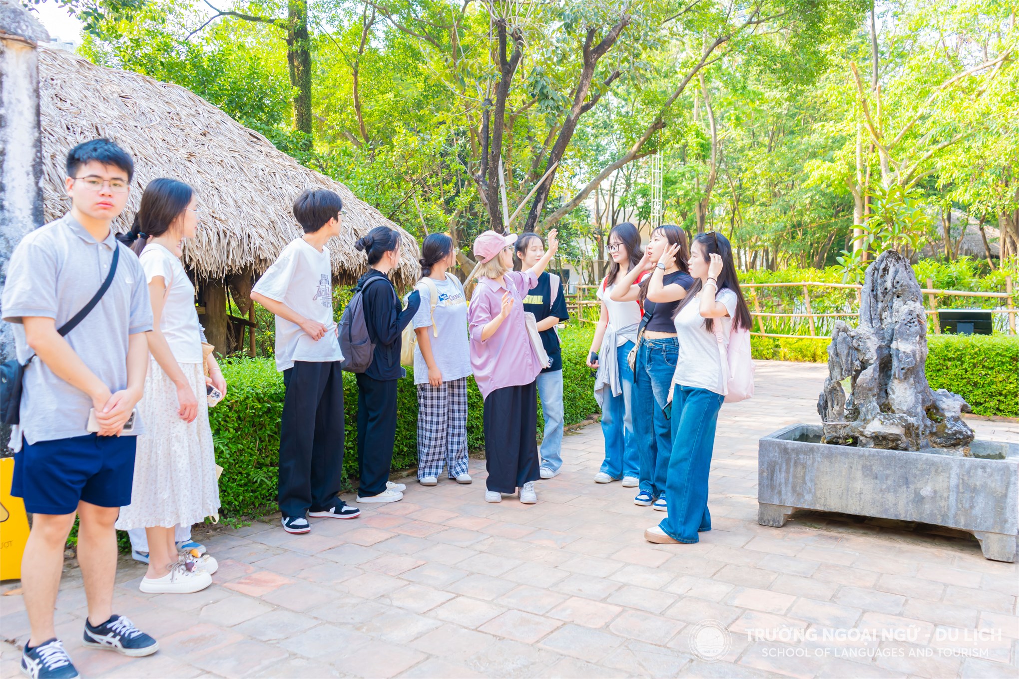 Sinh viên nước ngoài học tập trải nghiệm tại Bảo tàng Dân tộc học Việt Nam