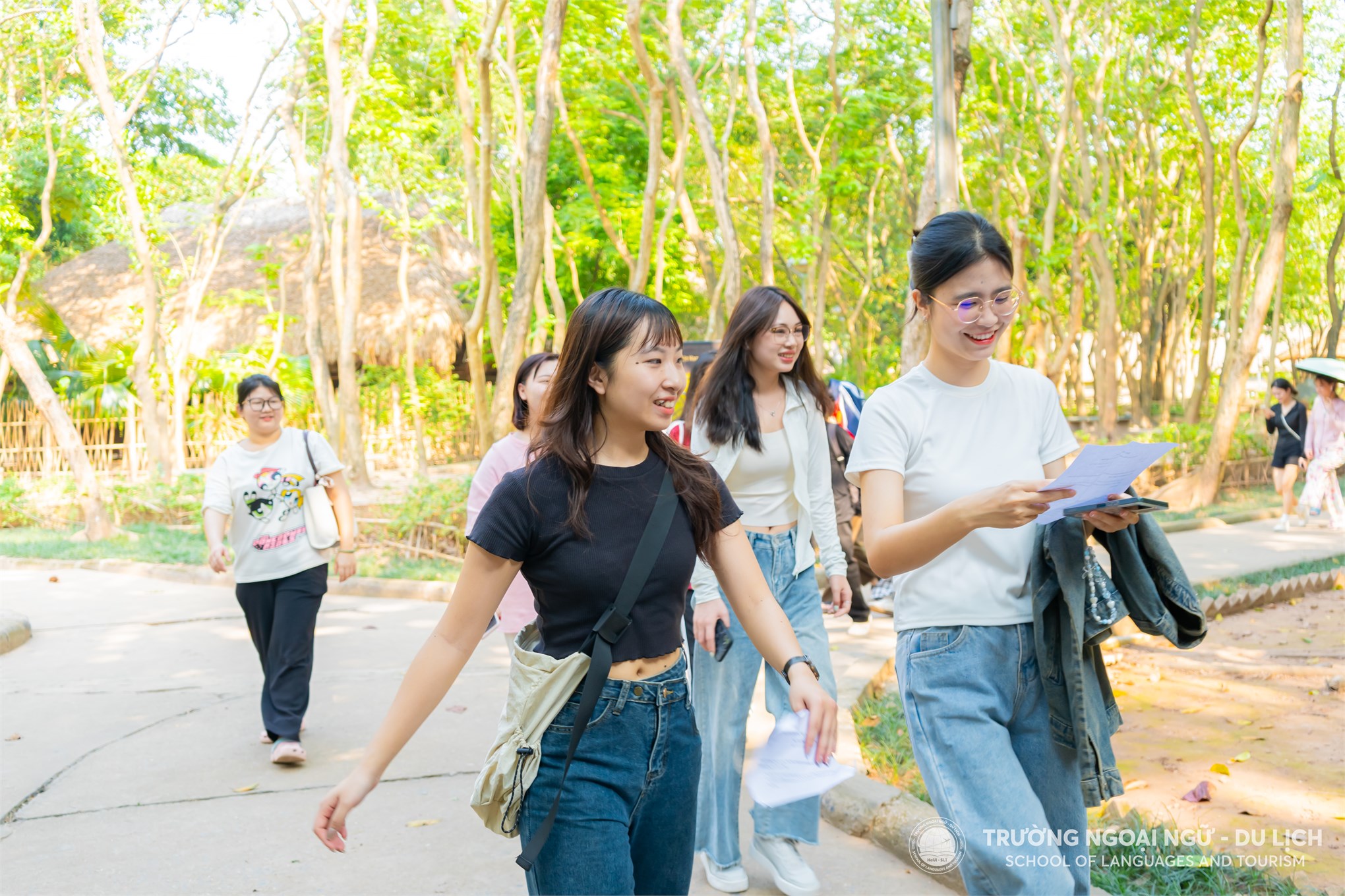 Sinh viên nước ngoài học tập trải nghiệm tại Bảo tàng Dân tộc học Việt Nam