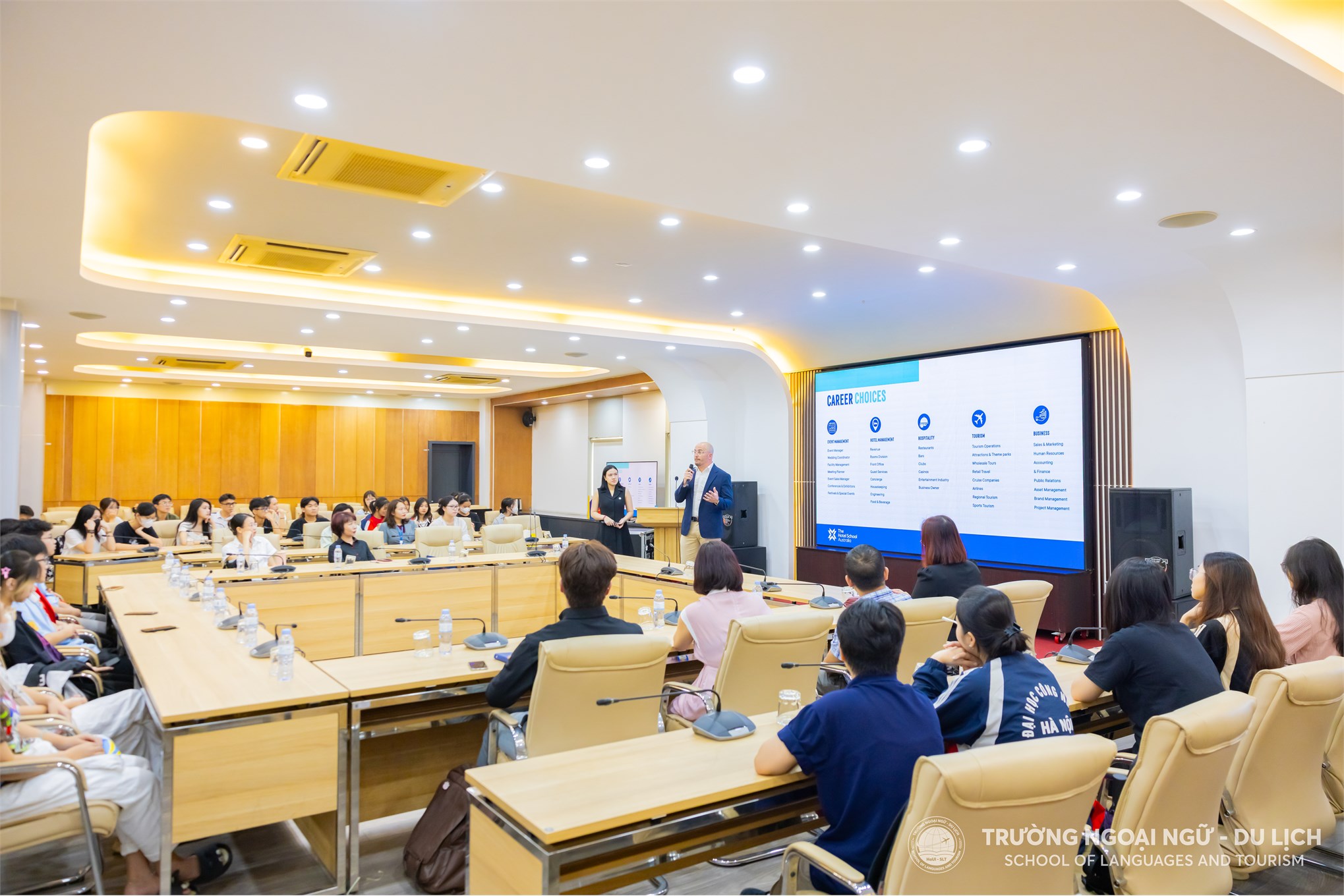 Trường Ngoại ngữ - Du lịch tiếp đón Trường Hotel School, Southern Cross University, Úc mở ra cơ hội thực tập tại Châu Âu cho sinh viên ngành EMI khoá 17, 18