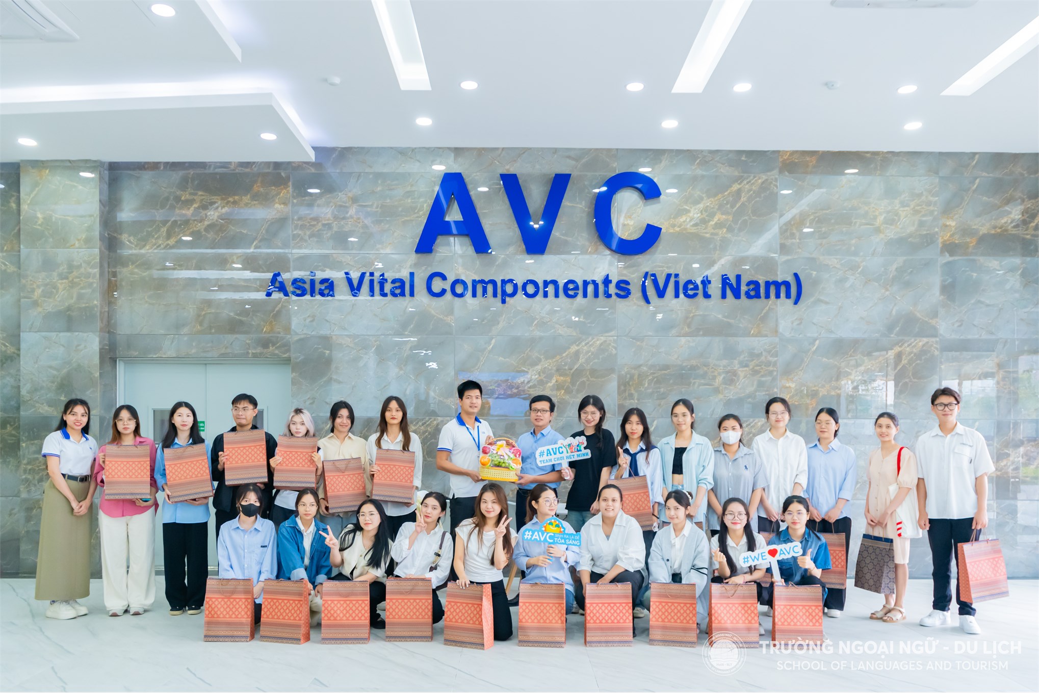 Trường Ngoại ngữ - Du lịch tổ chức tham quan thực tế tại Công ty TNHH Khoa học kỹ thuật AVC Việt Nam cho sinh viên khoá 16