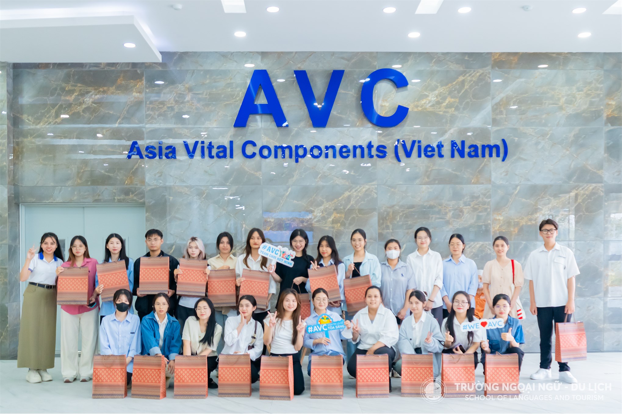 Trường Ngoại ngữ - Du lịch tổ chức tham quan thực tế tại Công ty TNHH Khoa học kỹ thuật AVC Việt Nam cho sinh viên khoá 16