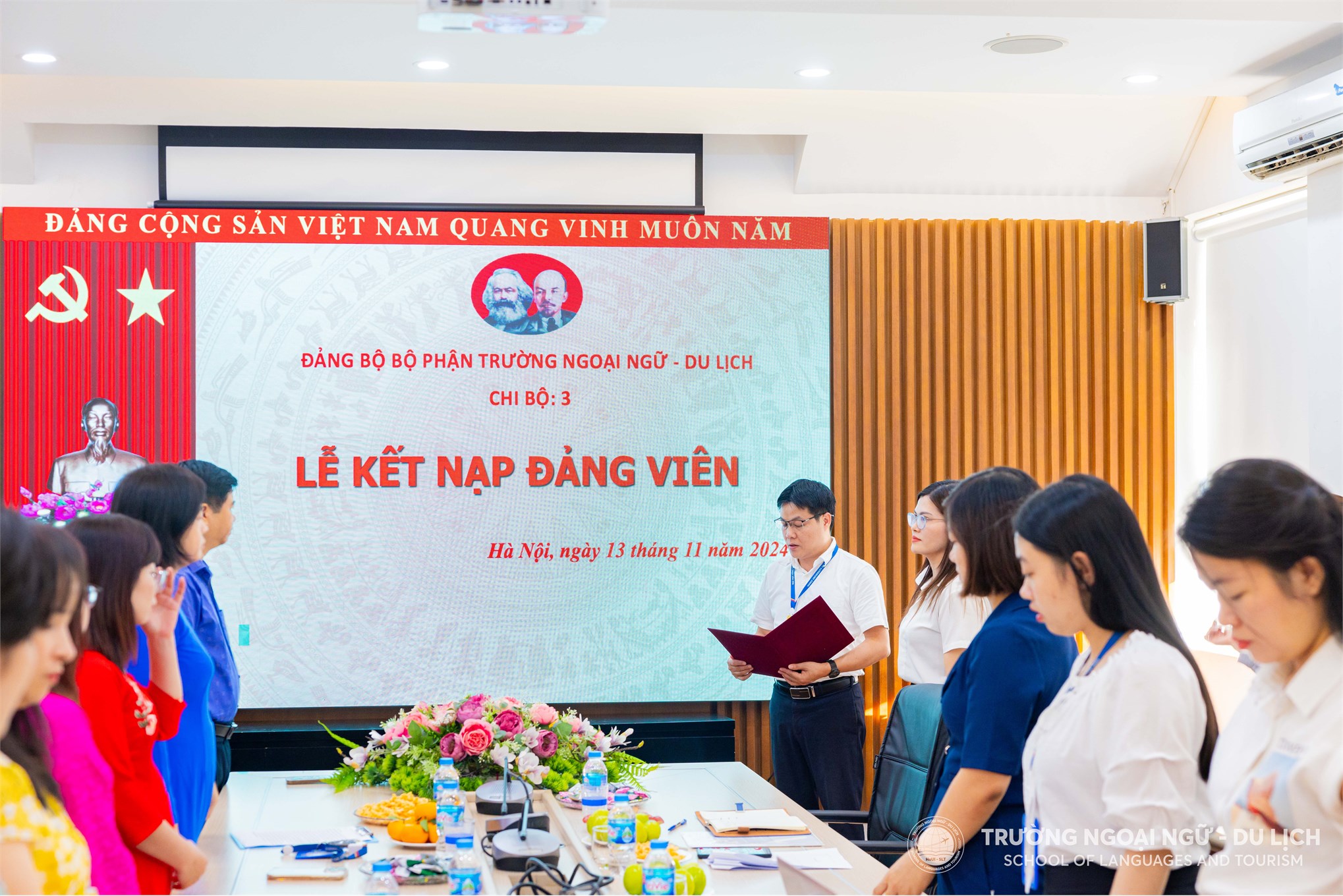 Đảng bộ bộ phận Trường Ngoại ngữ - Du lịch tổ chức lễ kết nạp cho 03 đảng viên mới