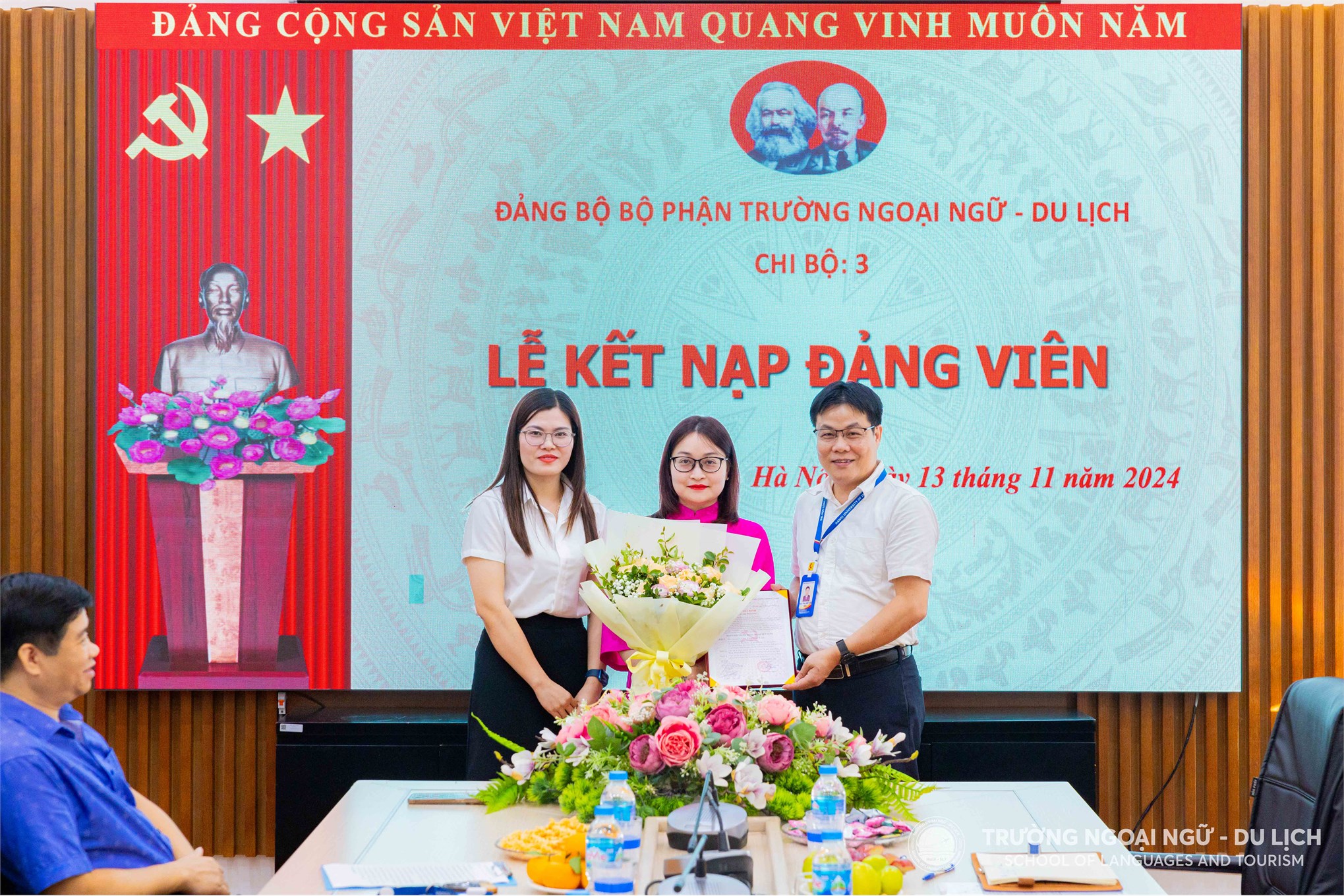 Đảng bộ bộ phận Trường Ngoại ngữ - Du lịch tổ chức lễ kết nạp cho 03 đảng viên mới