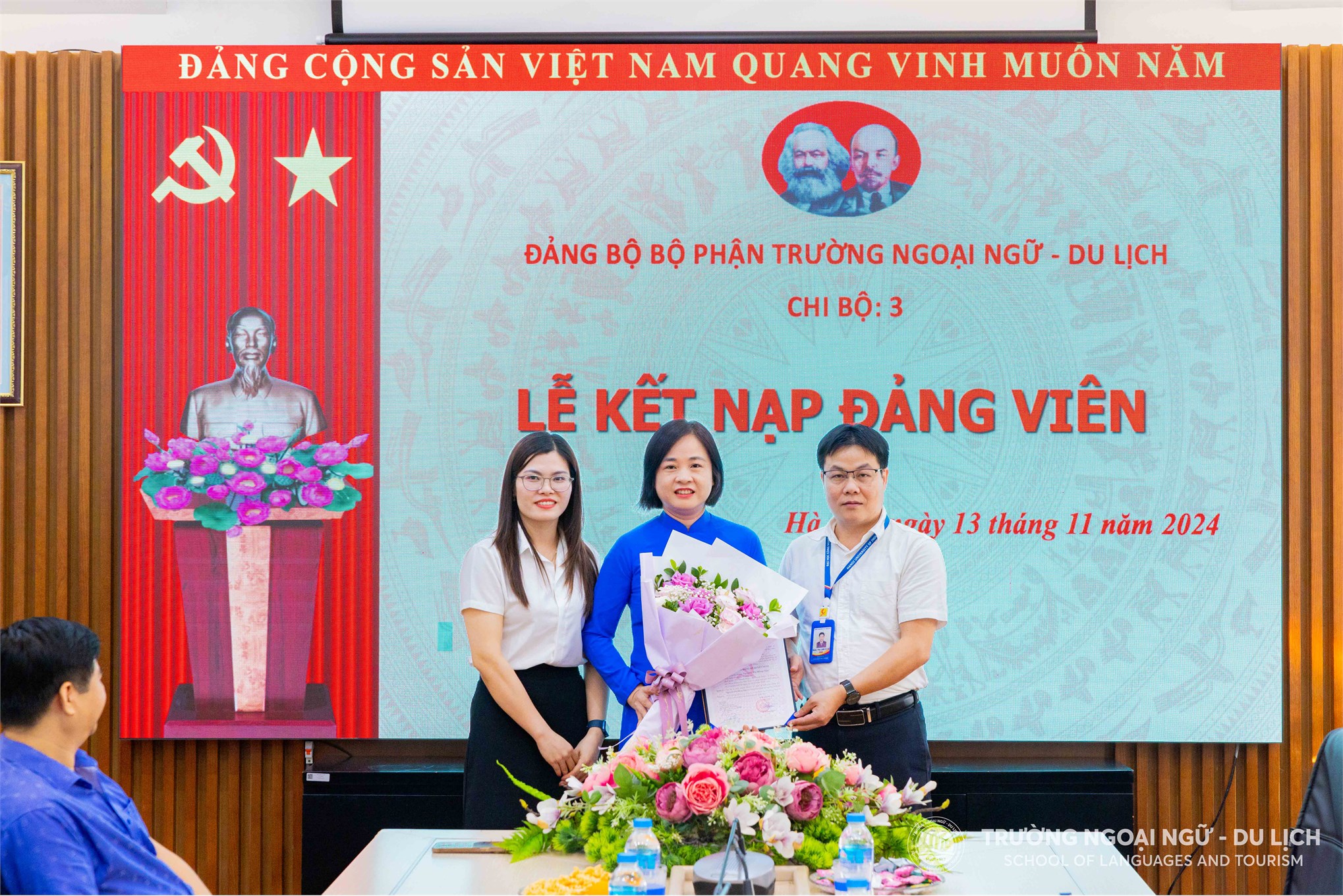 Đảng bộ bộ phận Trường Ngoại ngữ - Du lịch tổ chức lễ kết nạp cho 03 đảng viên mới