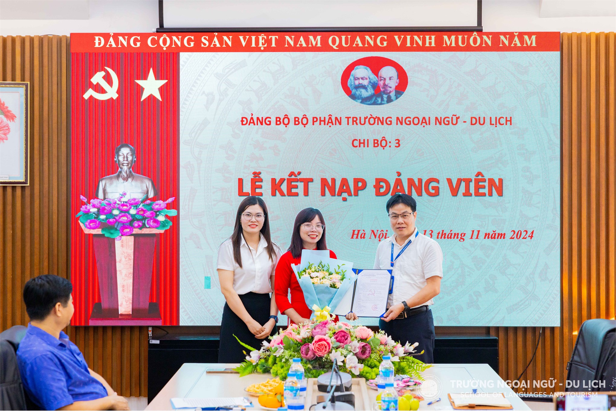 Đảng bộ bộ phận Trường Ngoại ngữ - Du lịch tổ chức lễ kết nạp cho 03 đảng viên mới