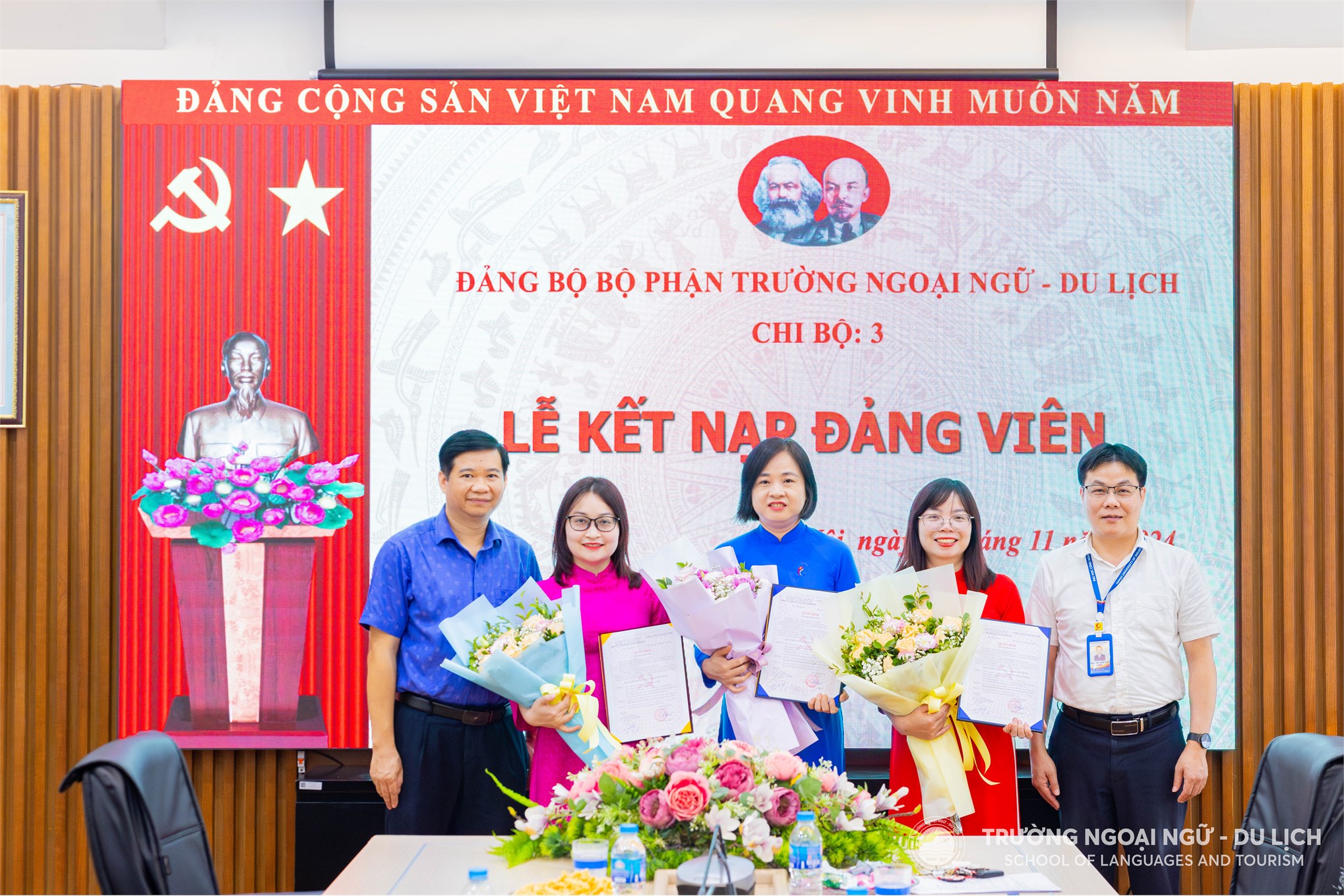 Đảng bộ bộ phận Trường Ngoại ngữ - Du lịch tổ chức lễ kết nạp cho 03 đảng viên mới