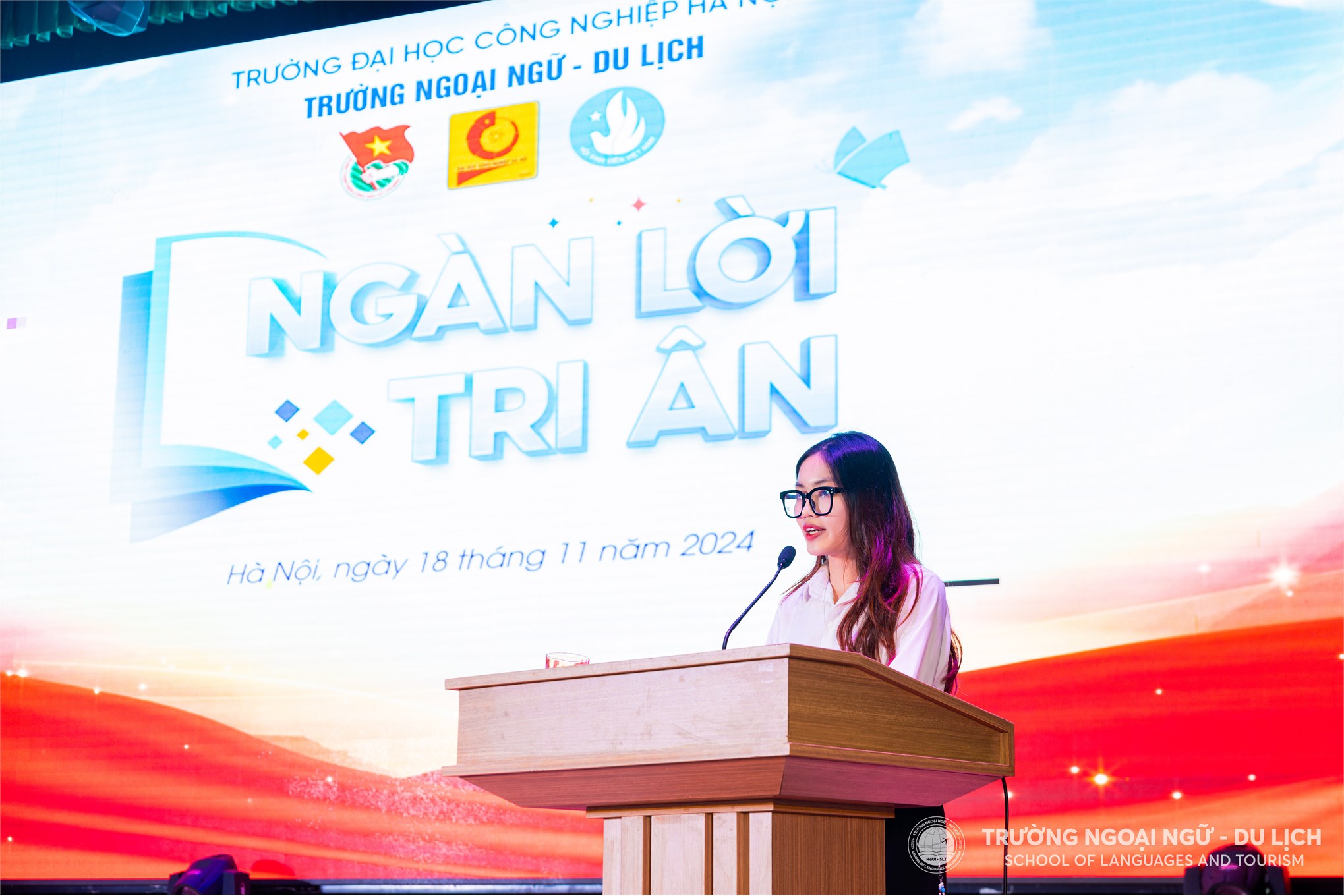 Thắm nồng tình cảm của sinh viên trường Ngoại ngữ - Du lịch hướng tới ngày Nhà giáo Việt Nam 20/11