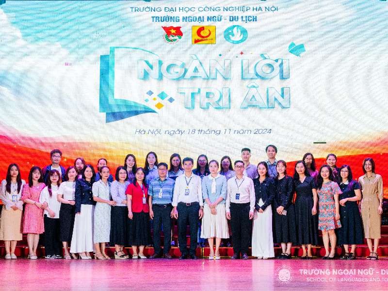 Thắm nồng tình cảm của sinh viên Trường Ngoại ngữ - Du lịch hướng tới ngày Nhà giáo Việt Nam 20/11