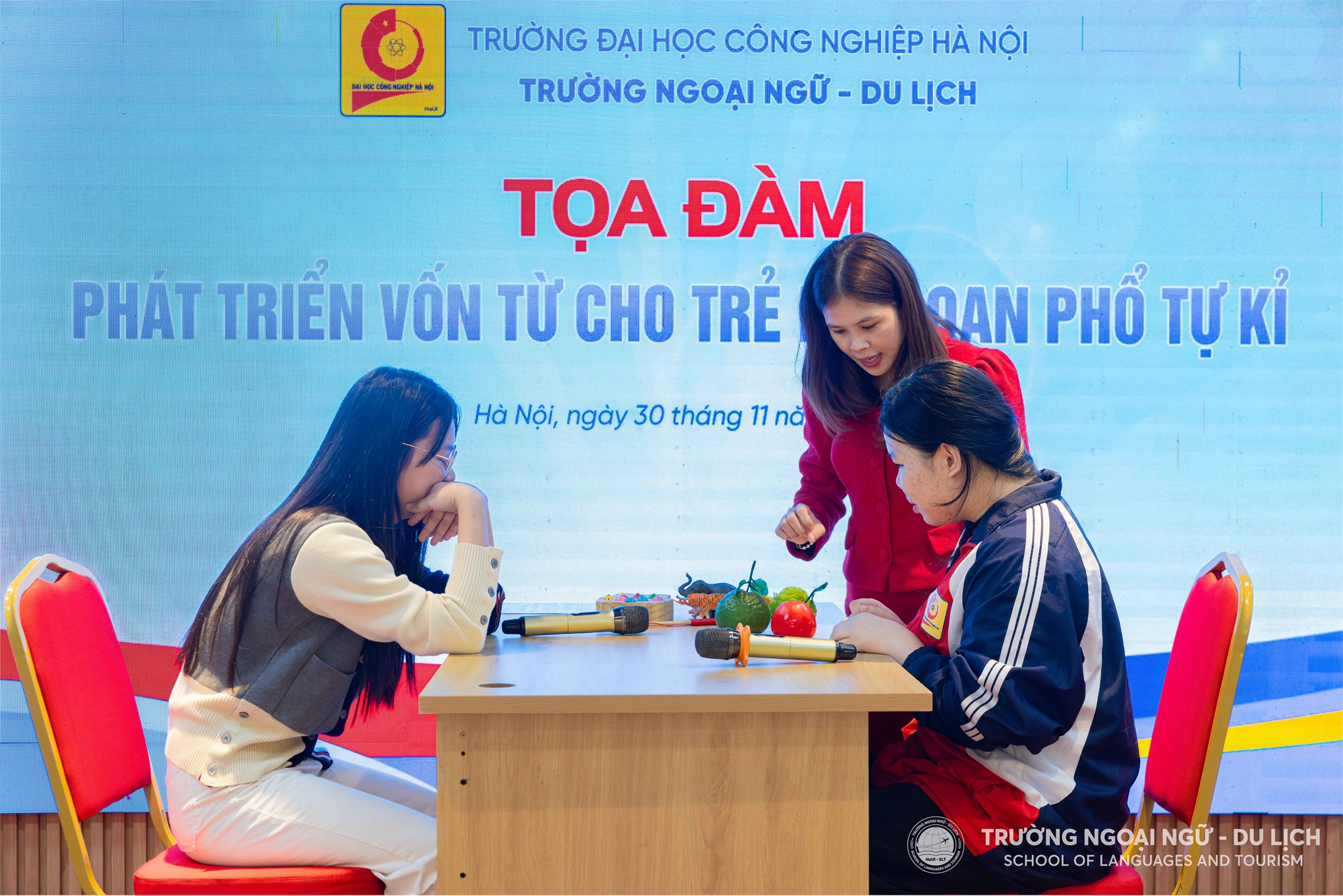 Sinh viên ngành Ngôn ngữ học tham gia tọa đàm thực tiễn về trẻ rối loạn phổ tự kỷ