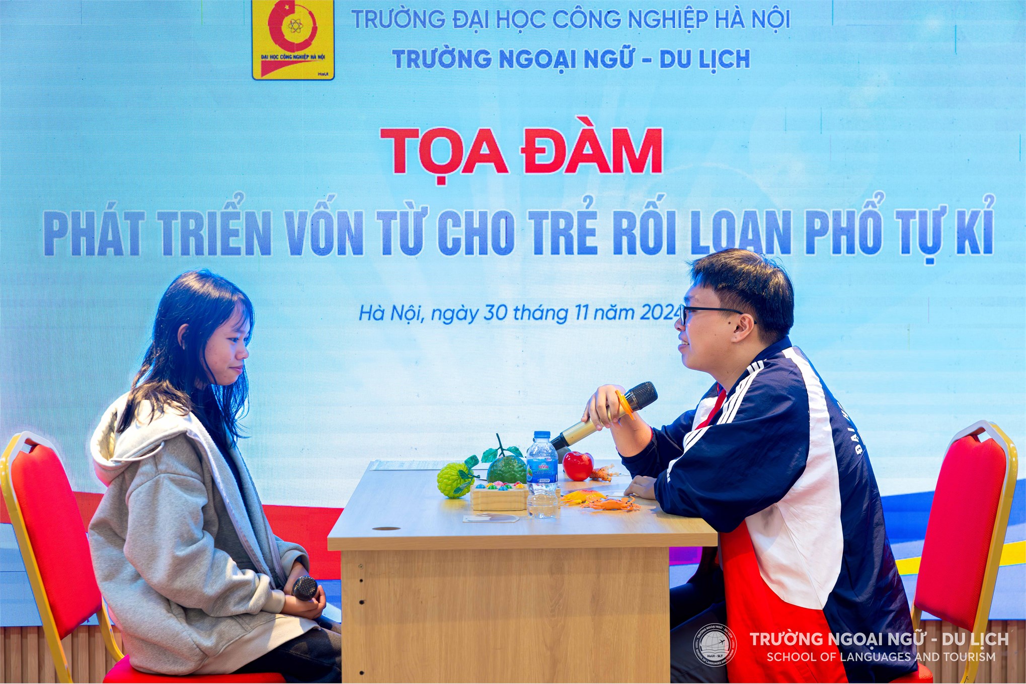 Sinh viên ngành Ngôn ngữ học tham gia tọa đàm thực tiễn về trẻ rối loạn phổ tự kỷ