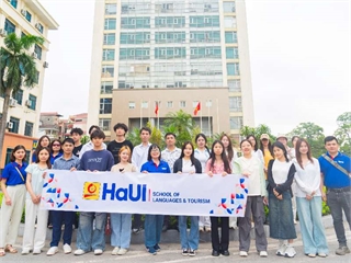 Sinh viên nước ngoài học tiếng Việt tham quan, trải nghiệm tại Khu Di tích Phủ Chủ tịch