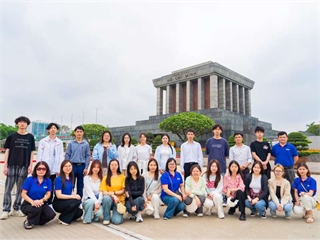 Sinh viên nước ngoài học tiếng Việt tham quan, trải nghiệm tại Khu Di tích Phủ Chủ tịch