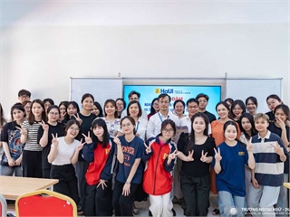 Sinh viên quốc tế và sinh viên ngành Trung Quốc học khám phá chiều sâu văn hóa Trung Hoa qua nghệ thuật thư pháp và trà đạo