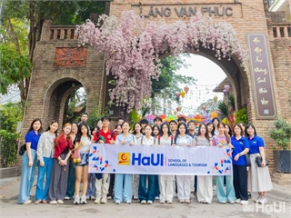 Sinh viên quốc tế học tiếng Việt trải nghiệm văn hóa tại Làng lụa Vạn Phúc