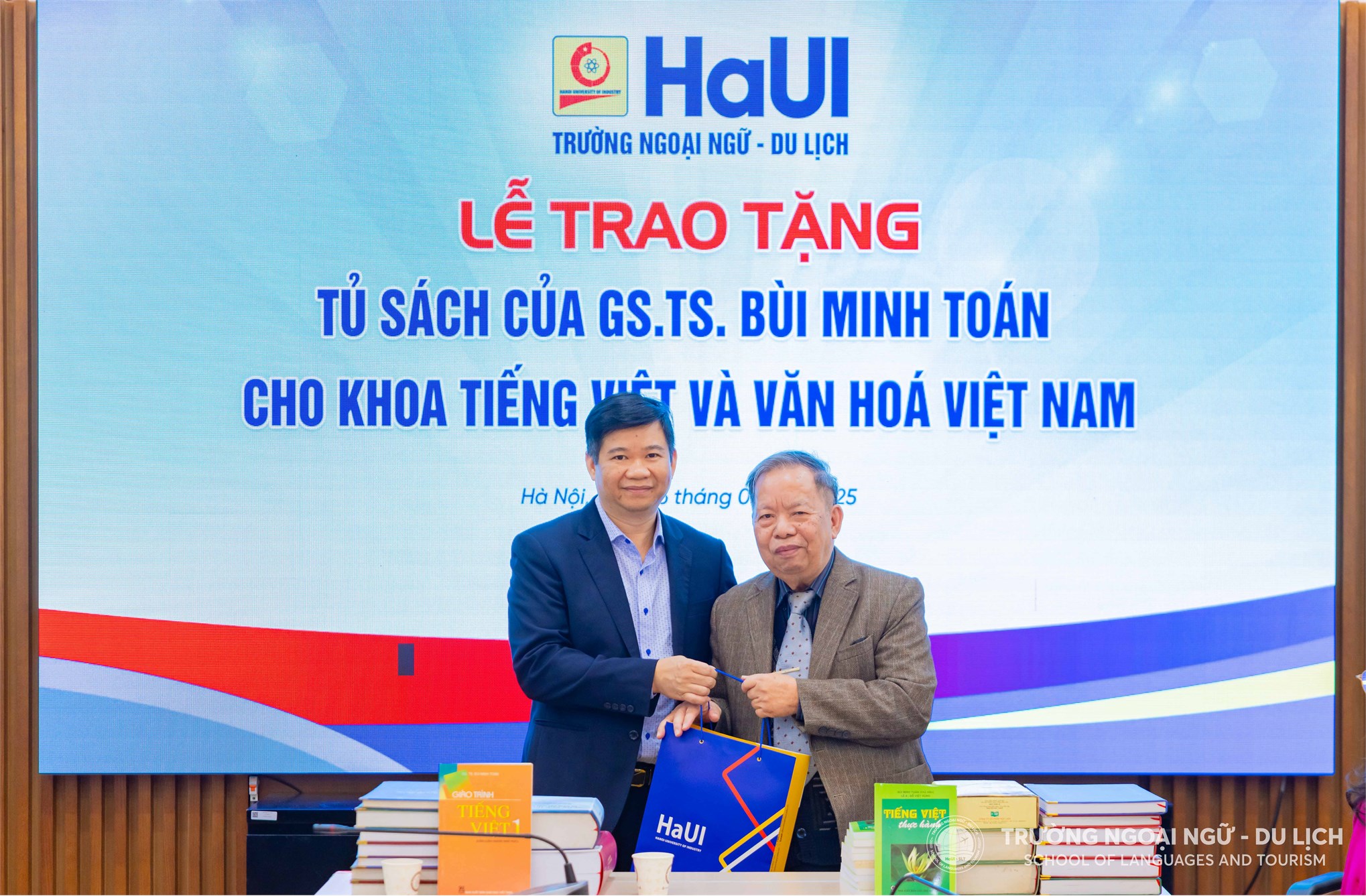 Đón nhận tủ sách của GS.TS Bùi Minh Toán