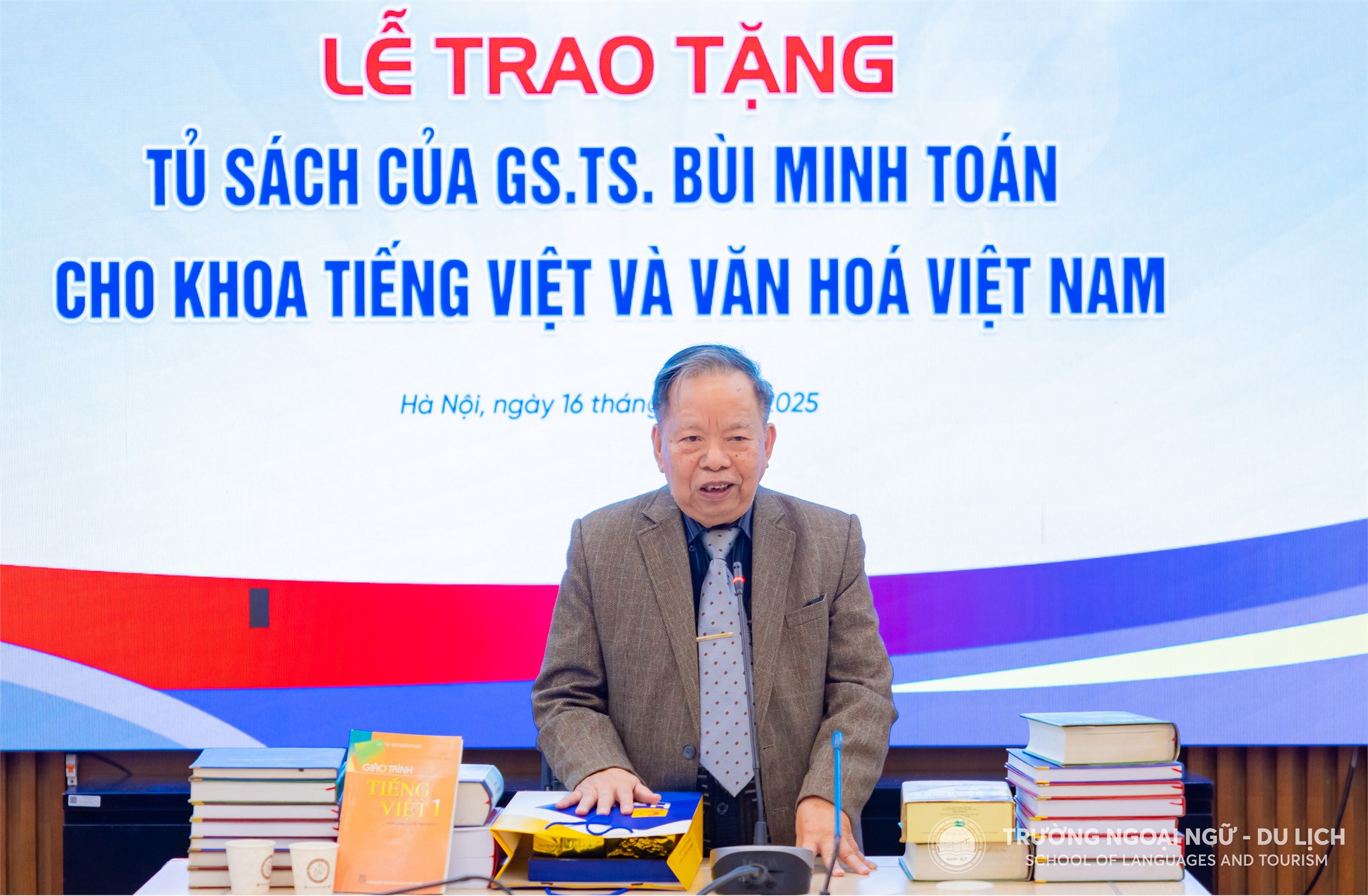 Đón nhận tủ sách của GS. TS. Bùi Minh Toán