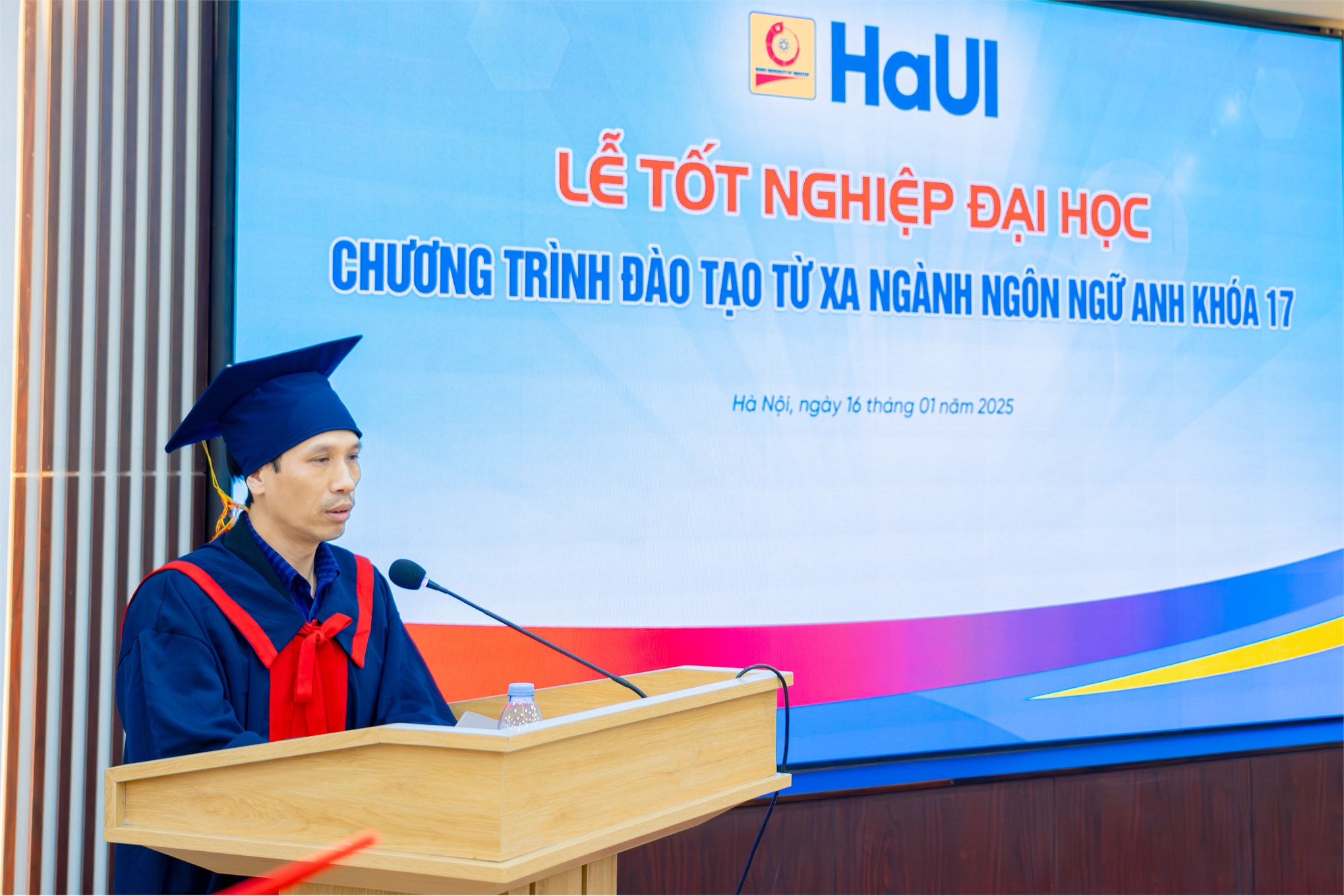 Lễ tốt nghiệp và trao bằng cho sinh viên trình độ đại học theo hình thức đào tạo từ xa khóa 17 ngành Ngôn ngữ Anh