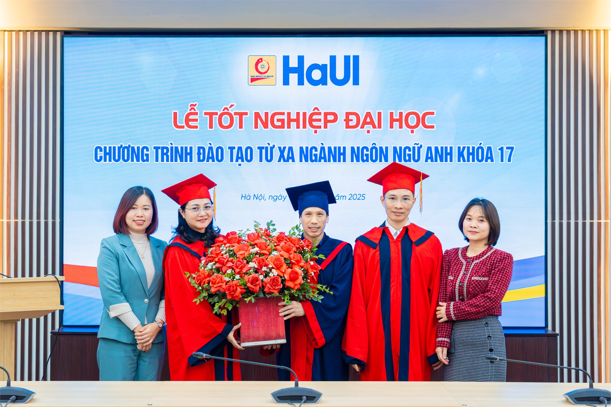 Lễ tốt nghiệp và trao bằng cho sinh viên trình độ đại học theo hình thức đào tạo từ xa khóa 17 ngành Ngôn ngữ Anh